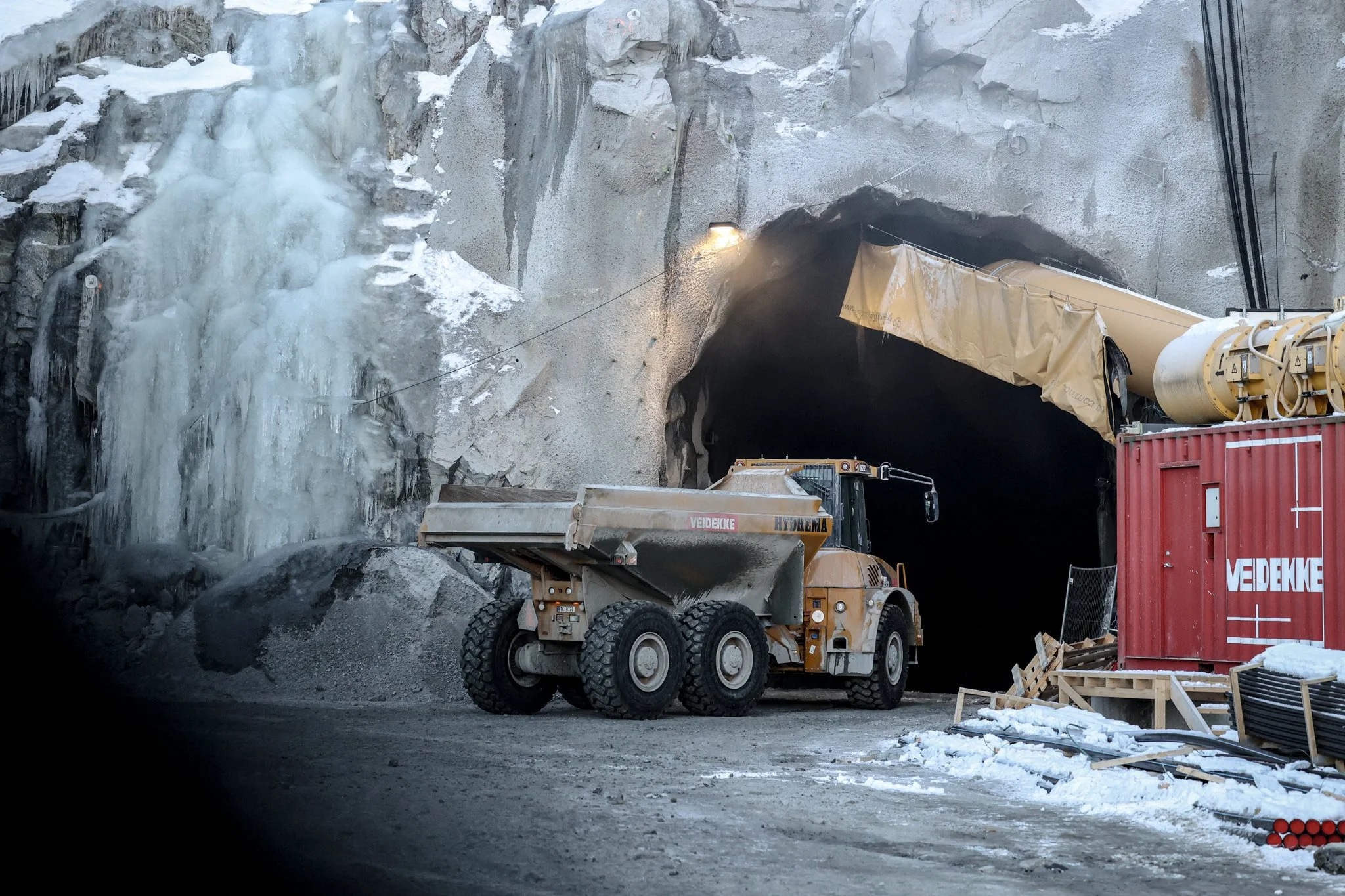 Lastebil på veg inn i tunnel