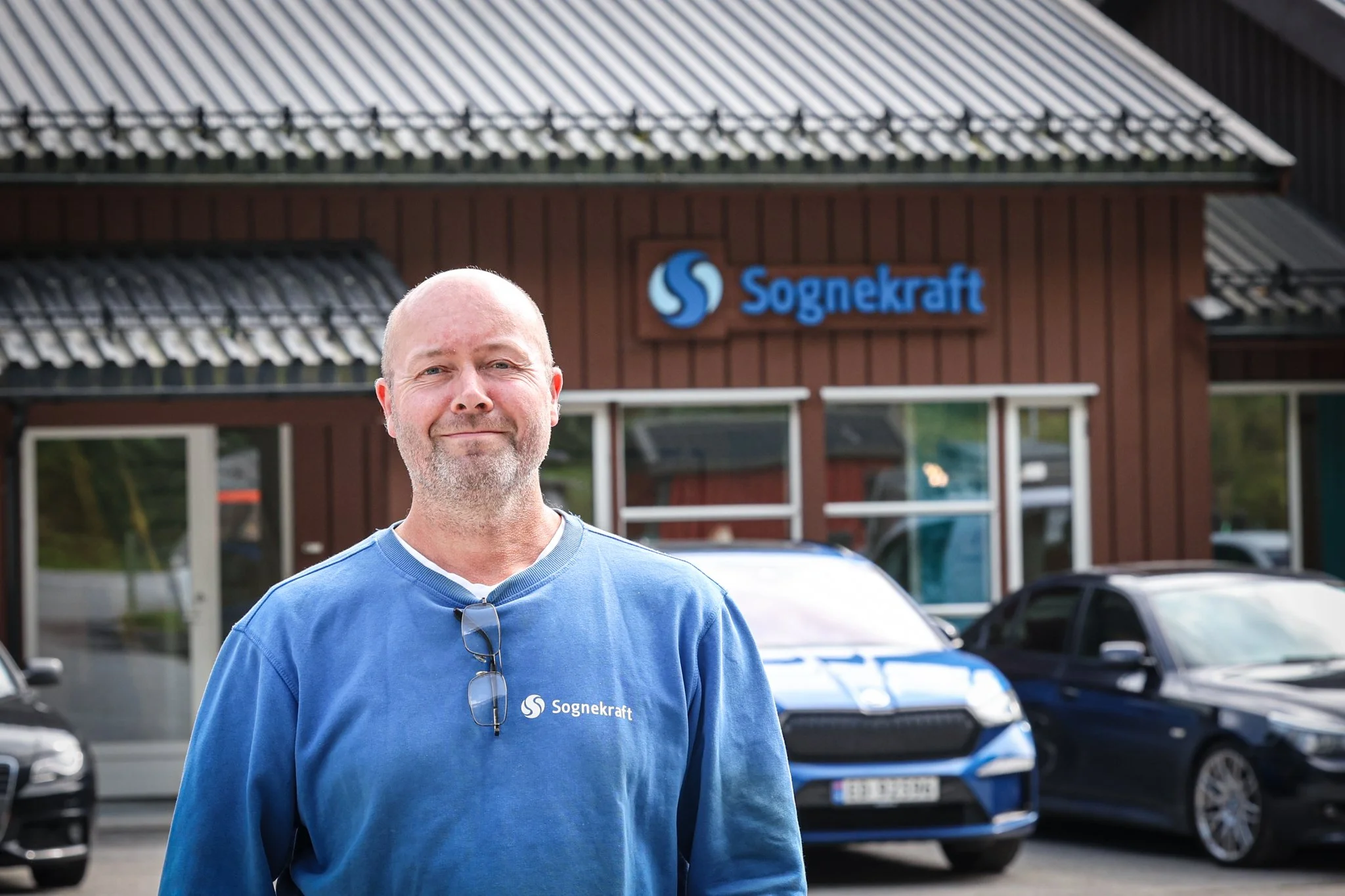Bjarte Haugen i Årøy ved kraftverk