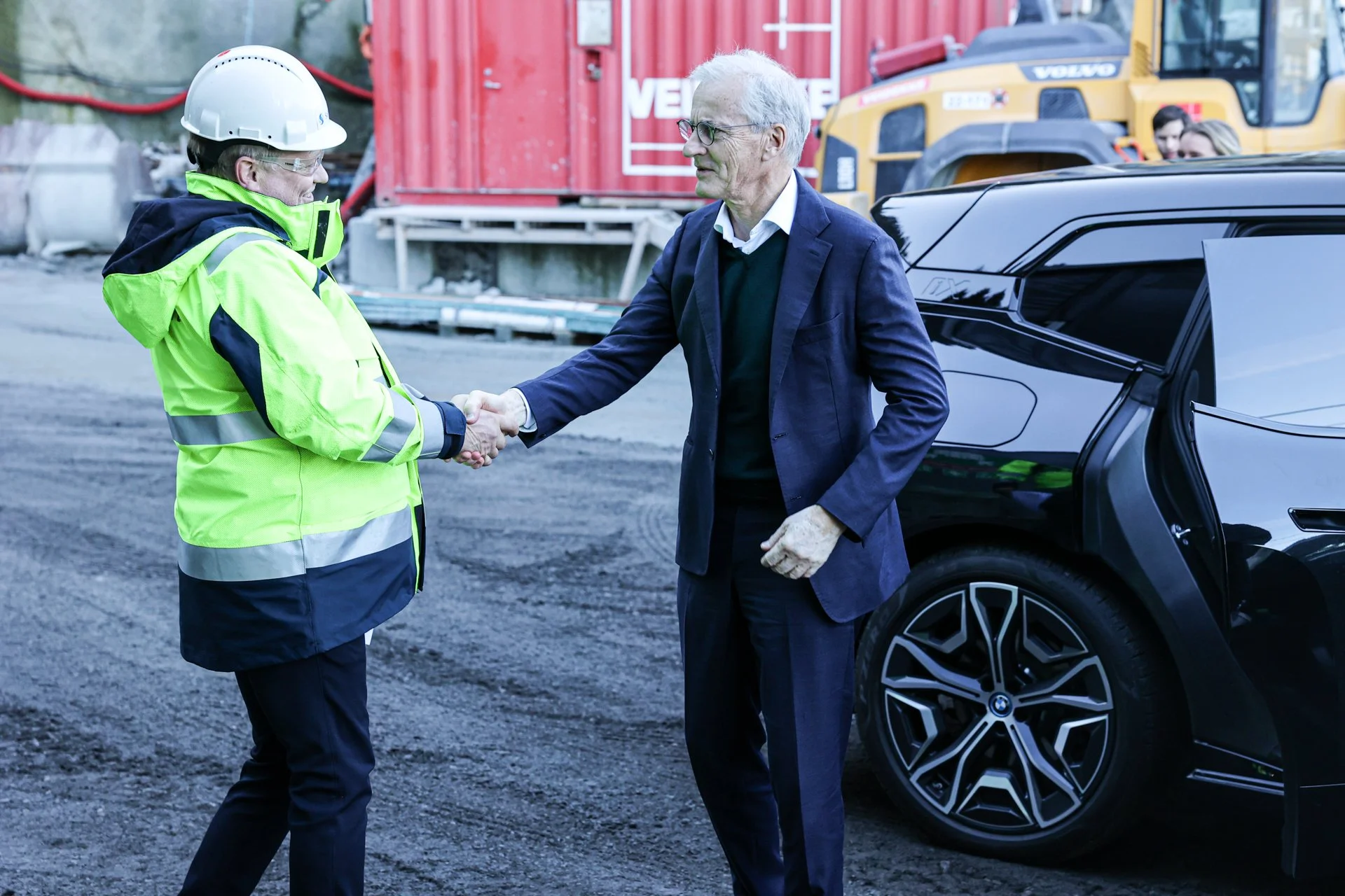 Statsminister Jonas Gahr Støre helsar på Konsernsjef Terje Bakke Nævdal