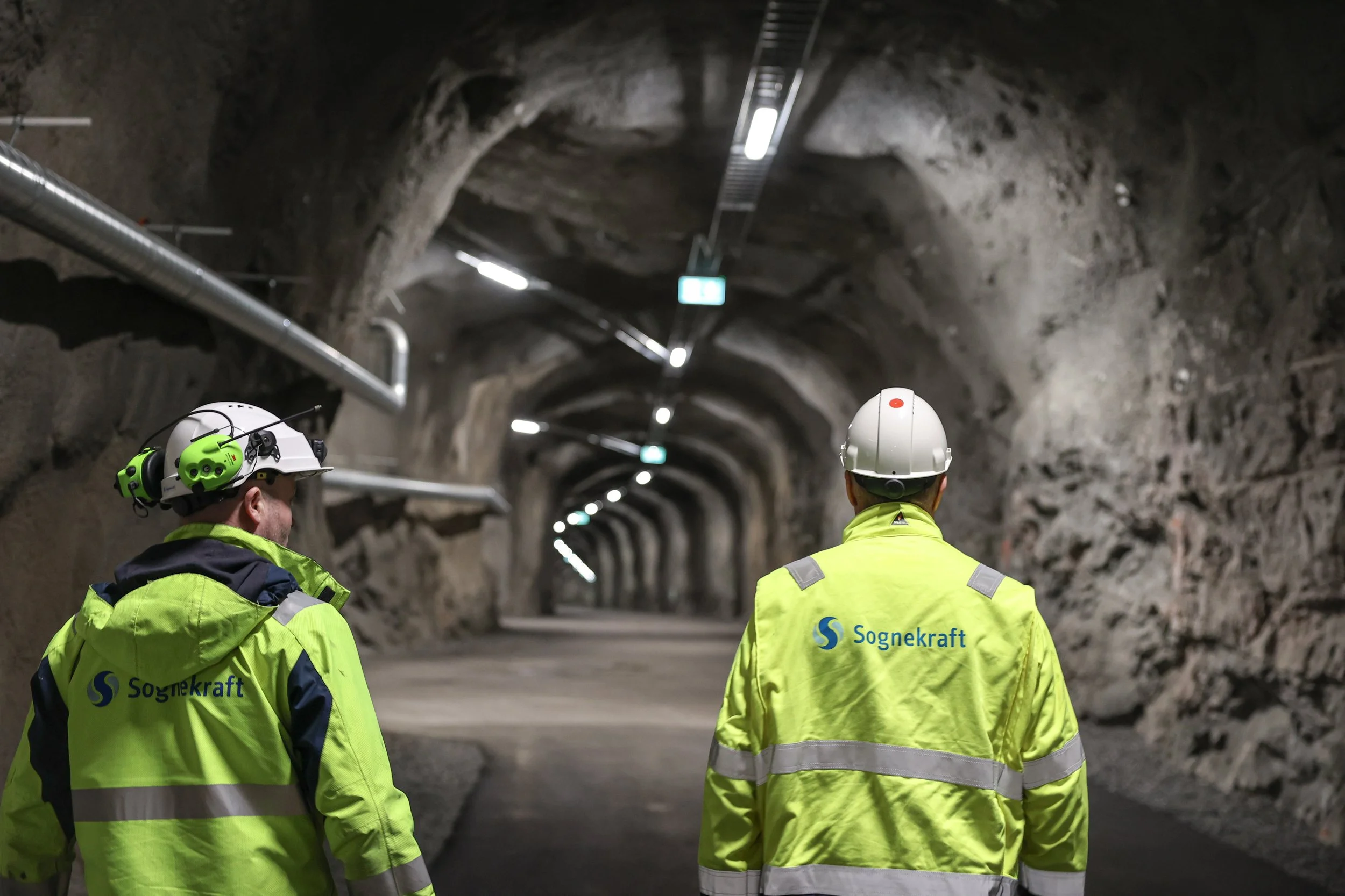 To personar går i tunnel leikanger kraftverk.