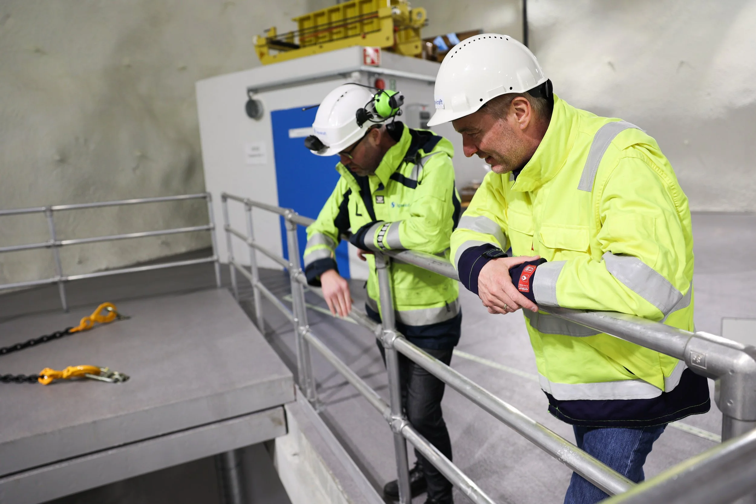 To personar ser ned mot turbin.