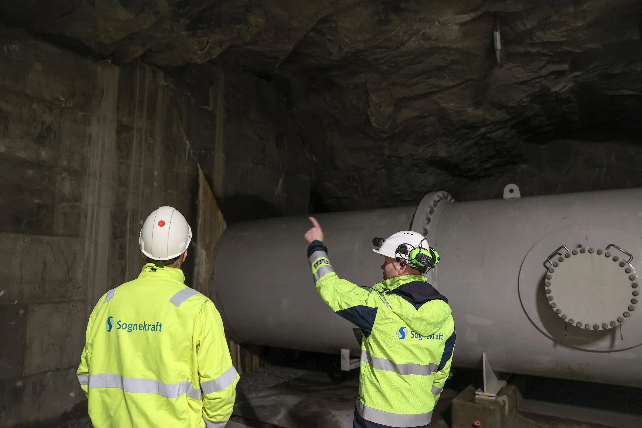 To personar ved turbin.