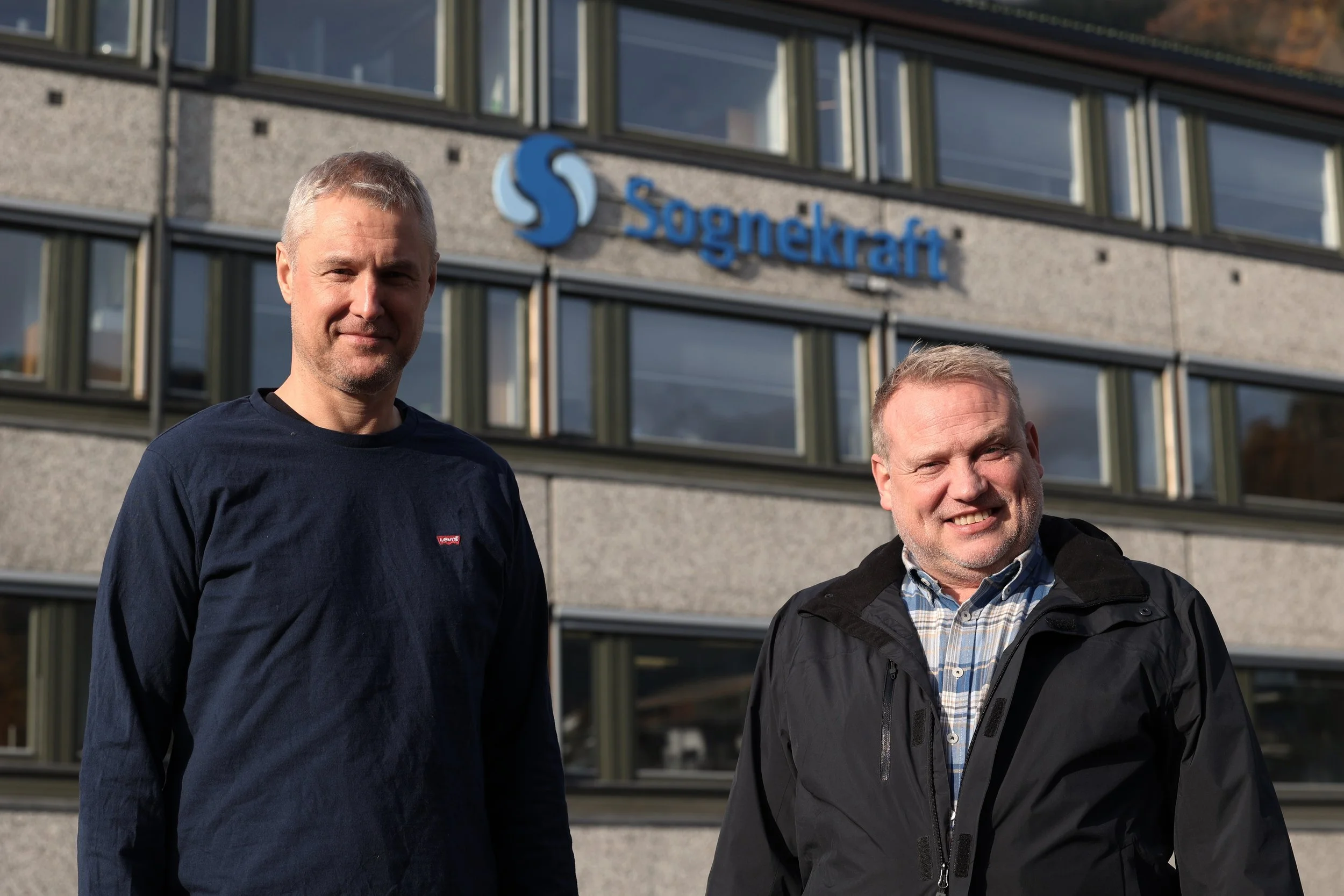 Konsernsjef Terje Bakke Nævdal og dagleg leiar i Sogn Næring, Torgeir Skålid utanfor kontoret til Sognekraft