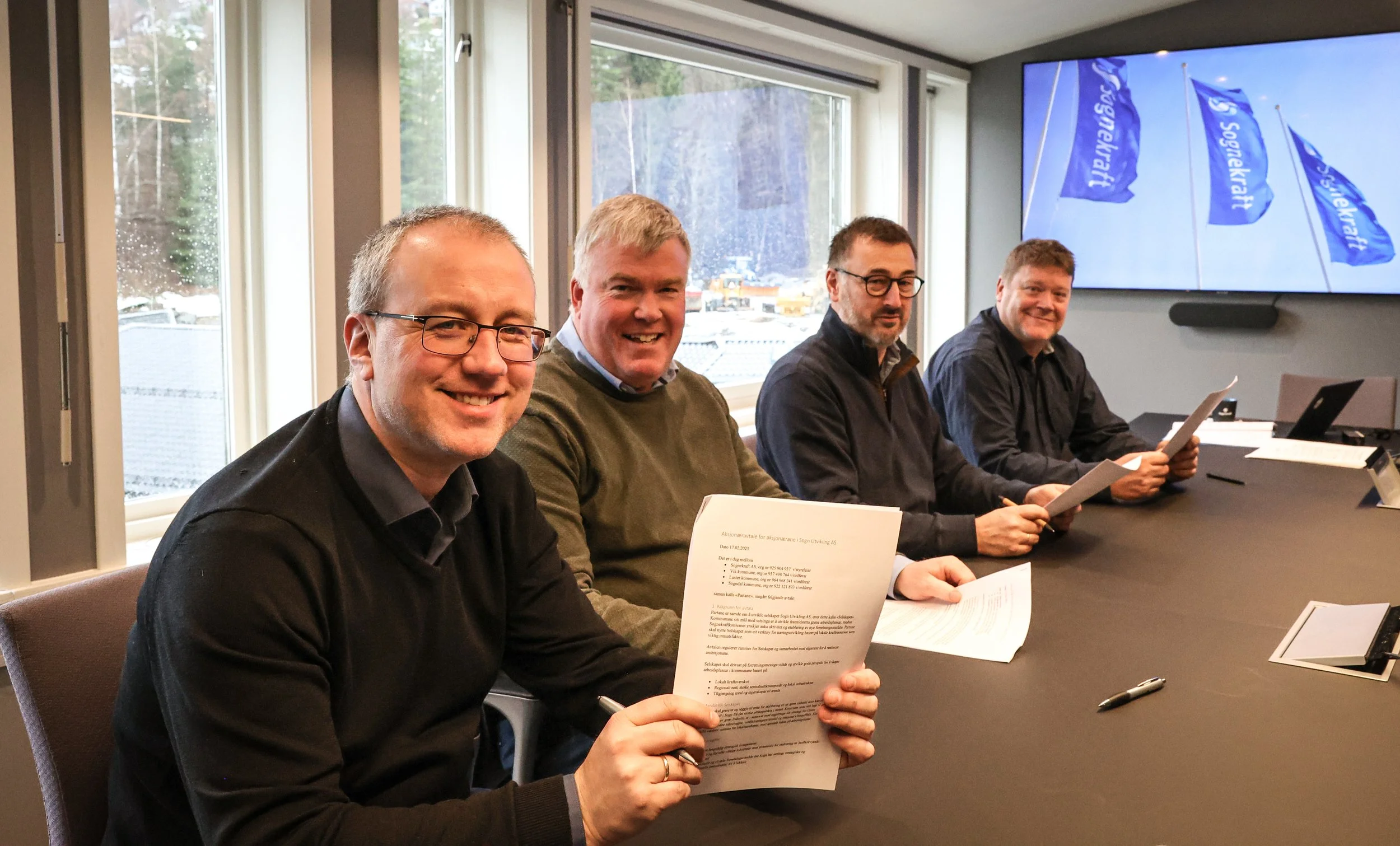 Ordførarane i Sogndal, Luster og Vik signerer papir, saman med styreleiar i Sognekraft