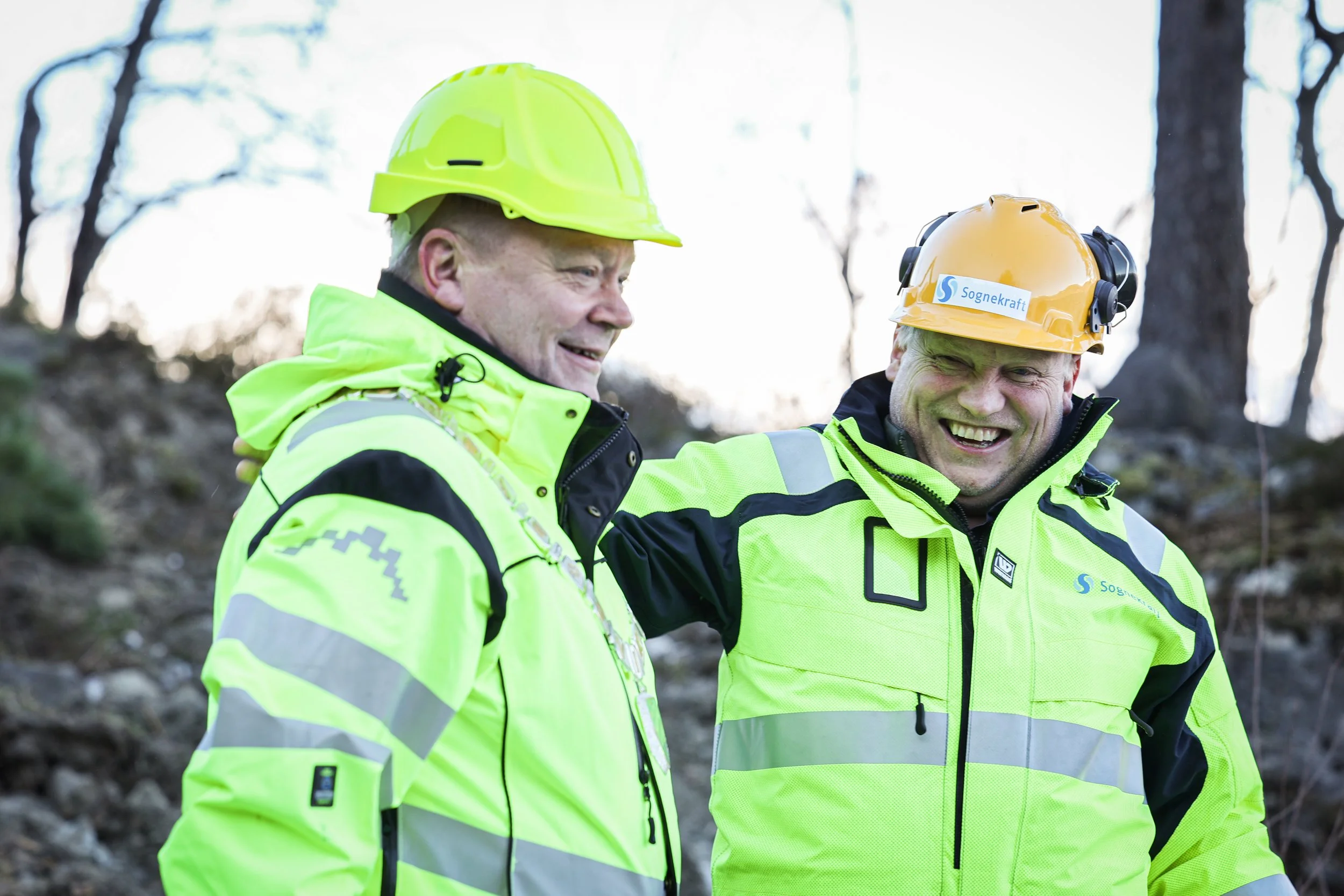 To glade menn arm i arm. Konsernsjef Terje Bakke Nævdal og Vik-ordførar Roy Egil Stadheim.