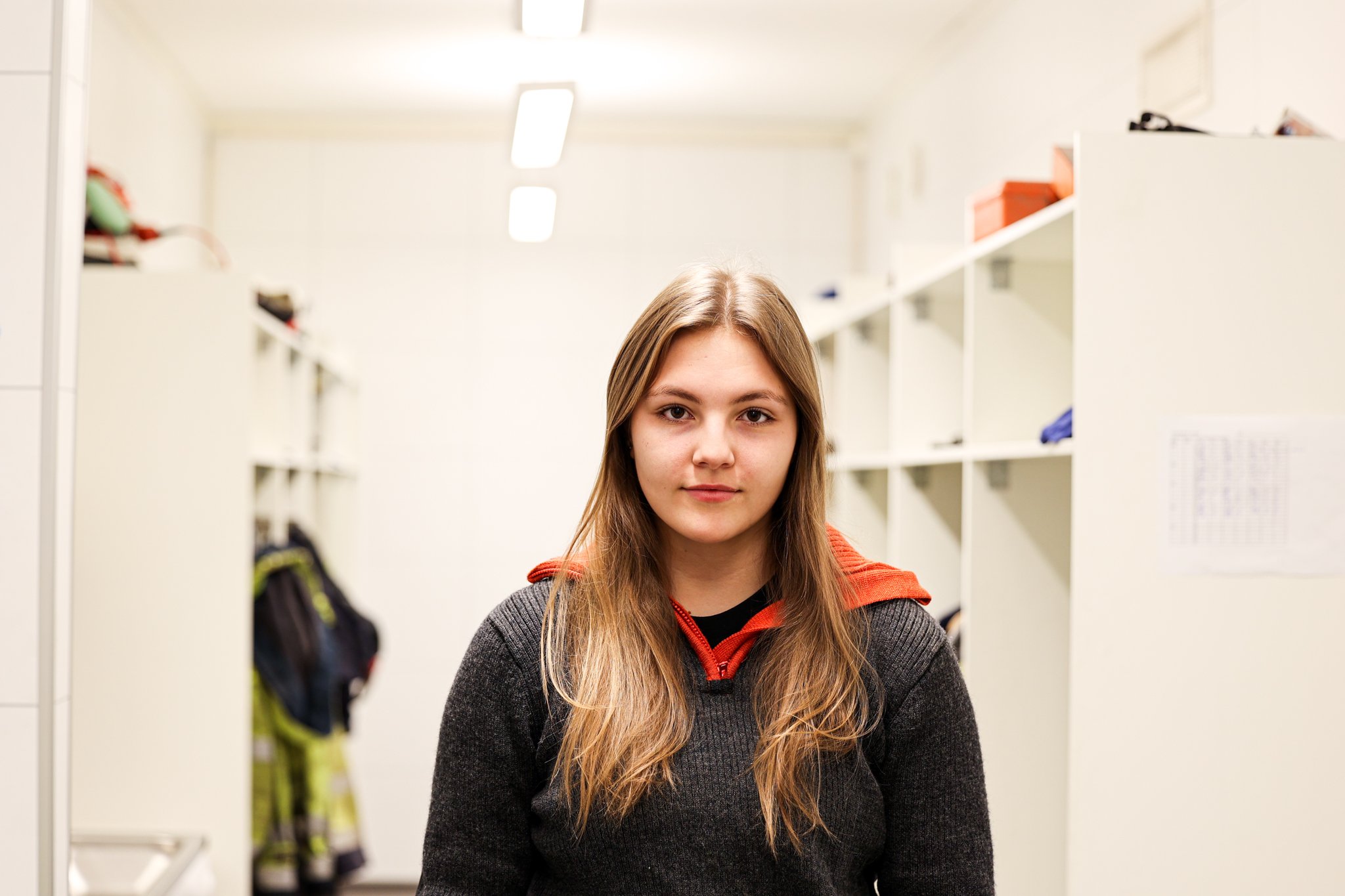 Portrettfoto av Thea i garderoben til montørane