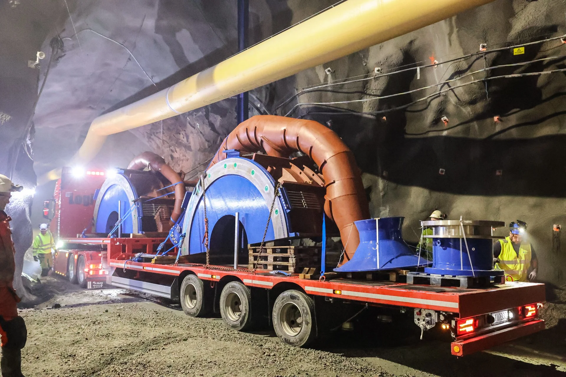 Stor lastebil inne i kraftverket, med turbinen på.