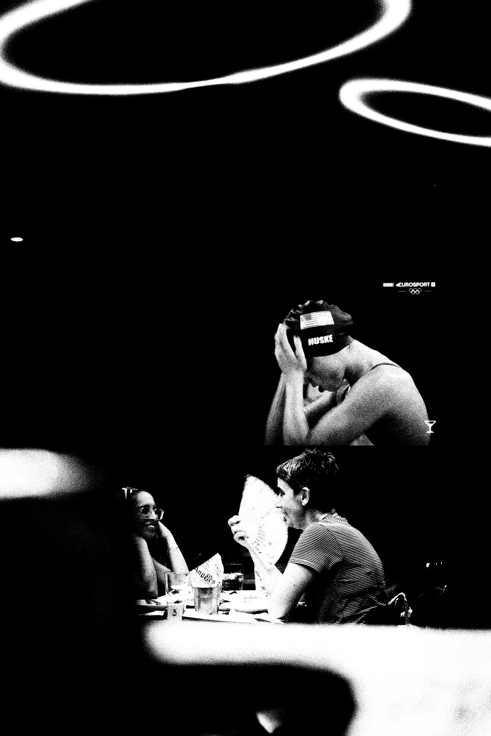 Una donna in abbigliamento da nuoto con cuffia e protezione agli occhi, sembra essere sconvolta. Sotto, una coppia sta seduta a un tavolo, facendo conversazione e ridendo, con bicchieri e un fazzoletto tra loro.