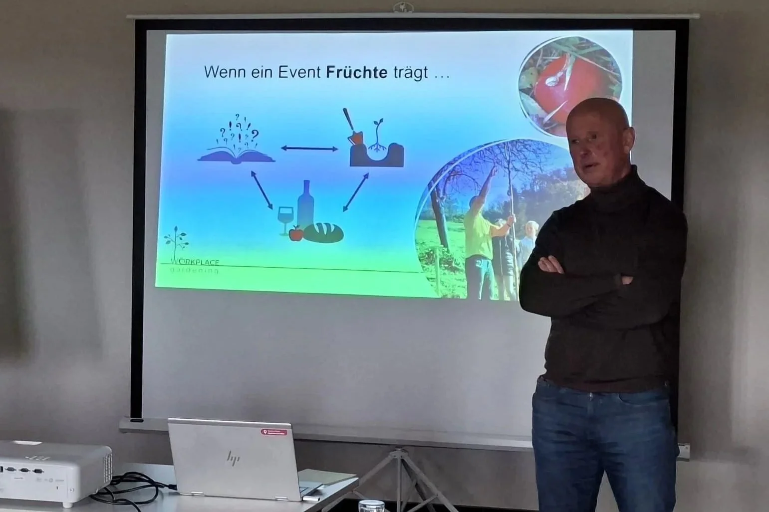 Präsentation mit dem Titel 'Wenn ein Event Früchte trägt' und Diagramm mit Früchten, Wasser, Brot, Wein und einem Buch, sowie Fotos von Menschen im Freien und einer Frucht.