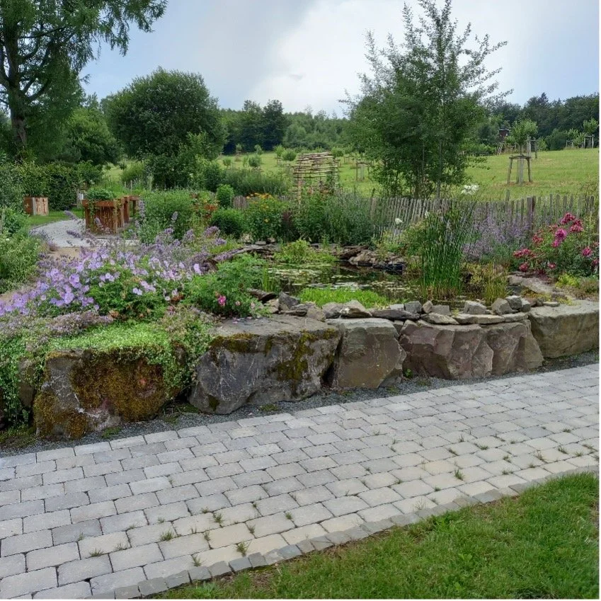 Firmenbiotop anlegen: Warum Unternehmen jetzt auf Streuobstwiesen setzen