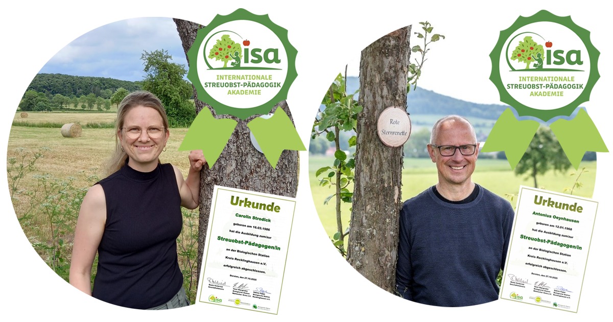 Zwei Personen, eine Frau und ein Mann, stehen vor Bäumen mit Zertifikaten in den Händen. Das Bild hat ein Logo der ISA Internationale Streuobst-Pädagogik Akademie.