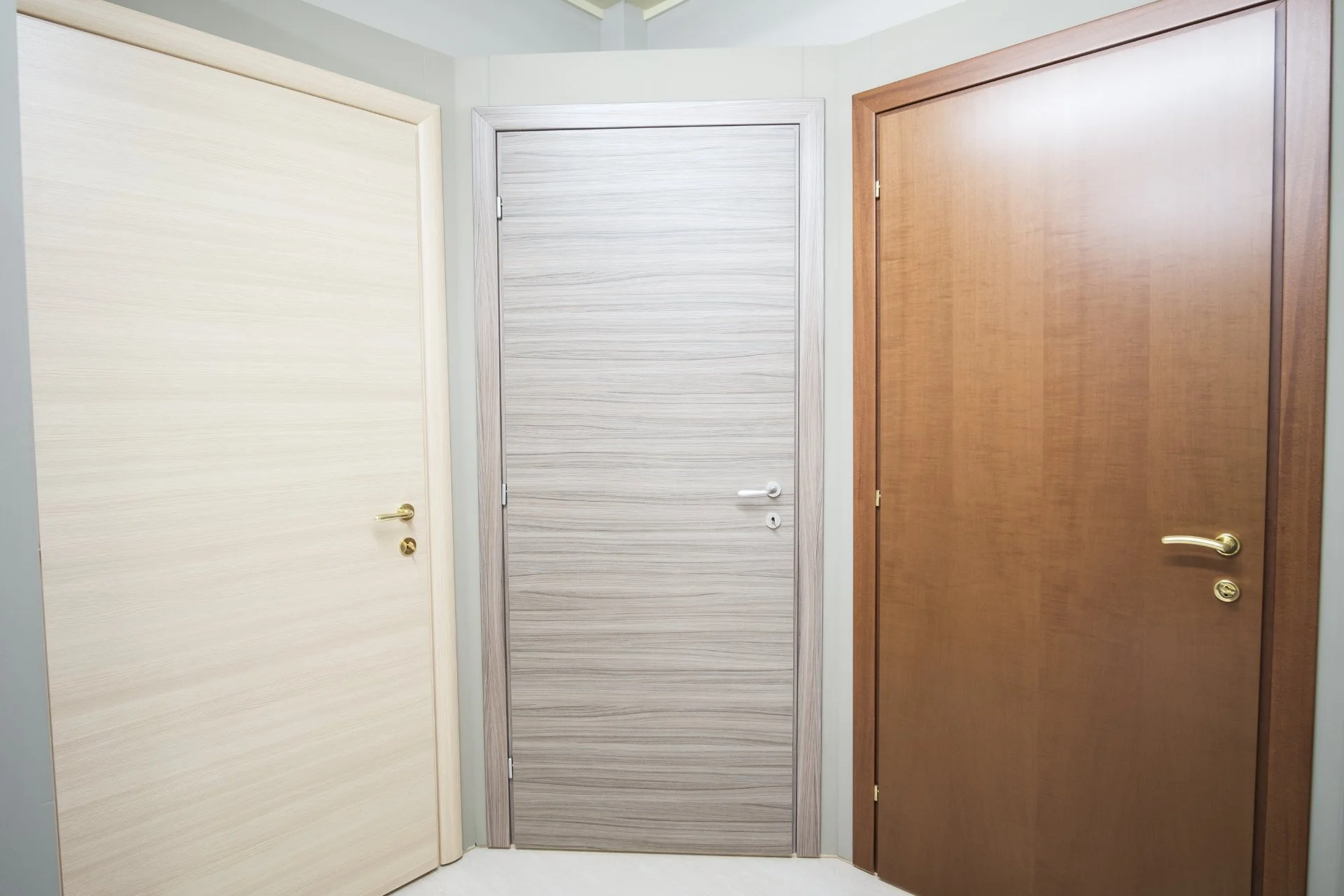 Progettazione e installazione porte interne in legno su misura a Mantova