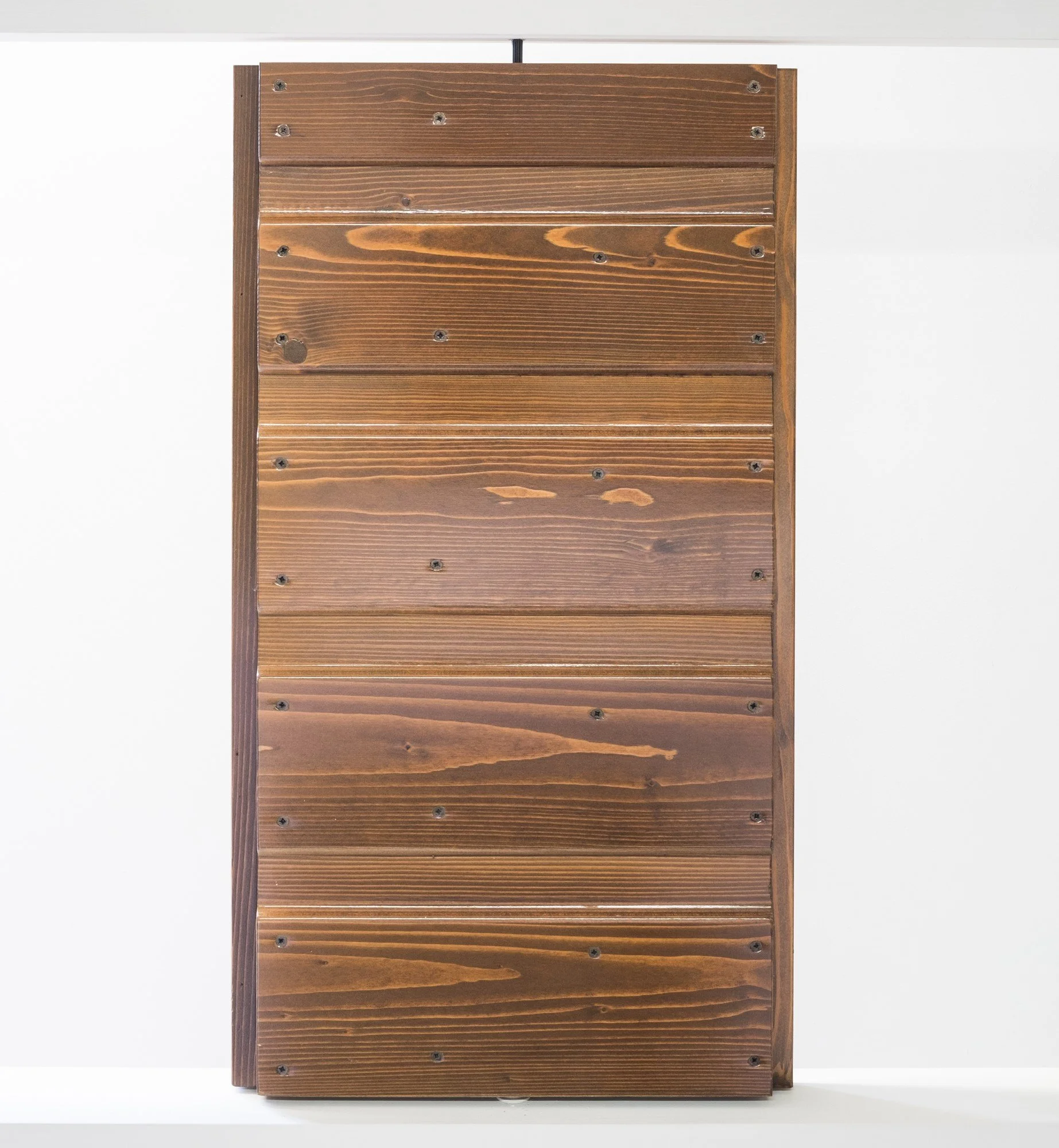 Finestra di legno con telai e pannelli orizzontali.