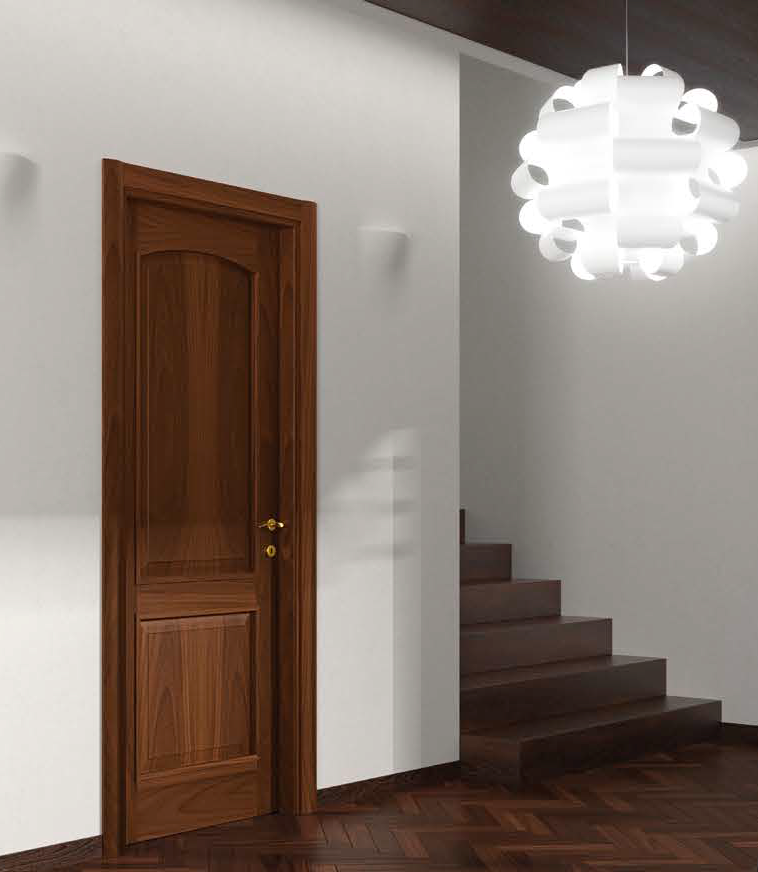 Foto di un interno con una porta di legno, sullo sfondo una scala in legno e un lampadario moderno bianco