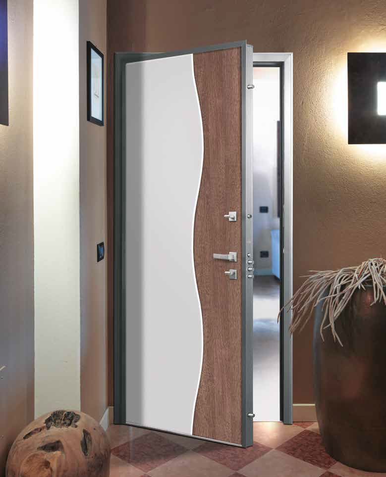 Una porta di design aperta in un ambiente interno, con pareti marrone e decorazioni moderne.
