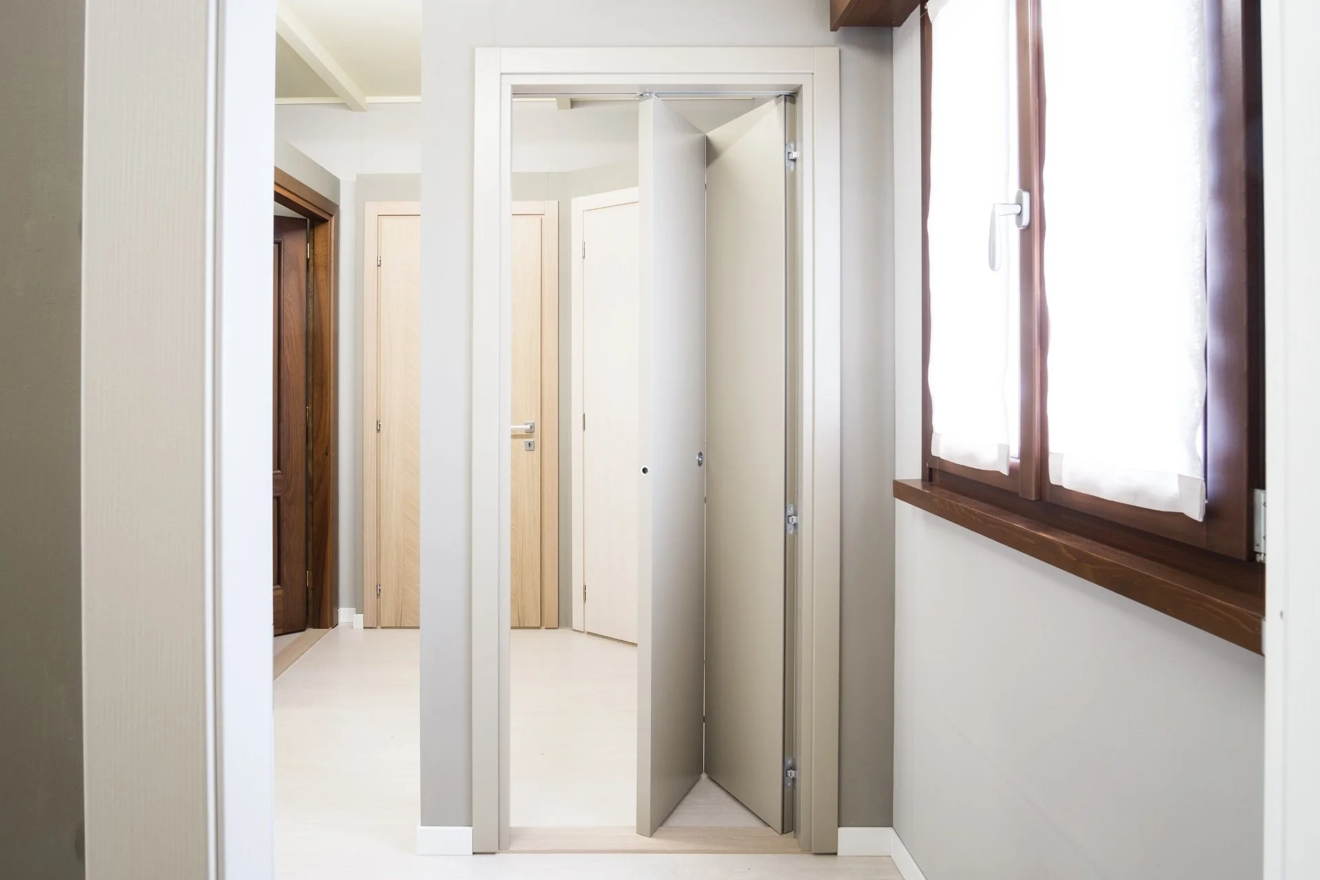 Progettazione e installazione porte interne in legno su misura a Mantova