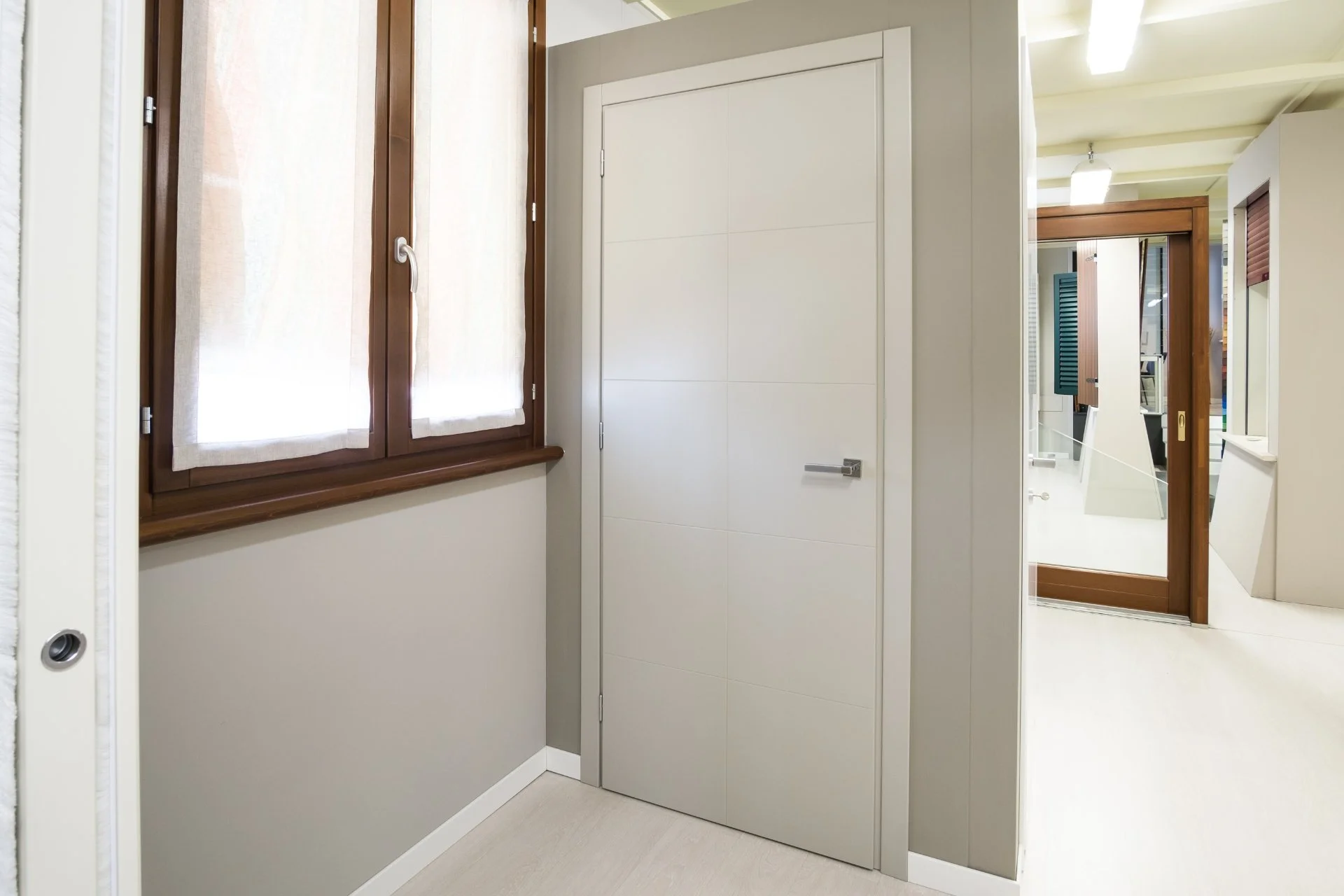 Progettazione e installazione porte interne in legno su misura a Mantova