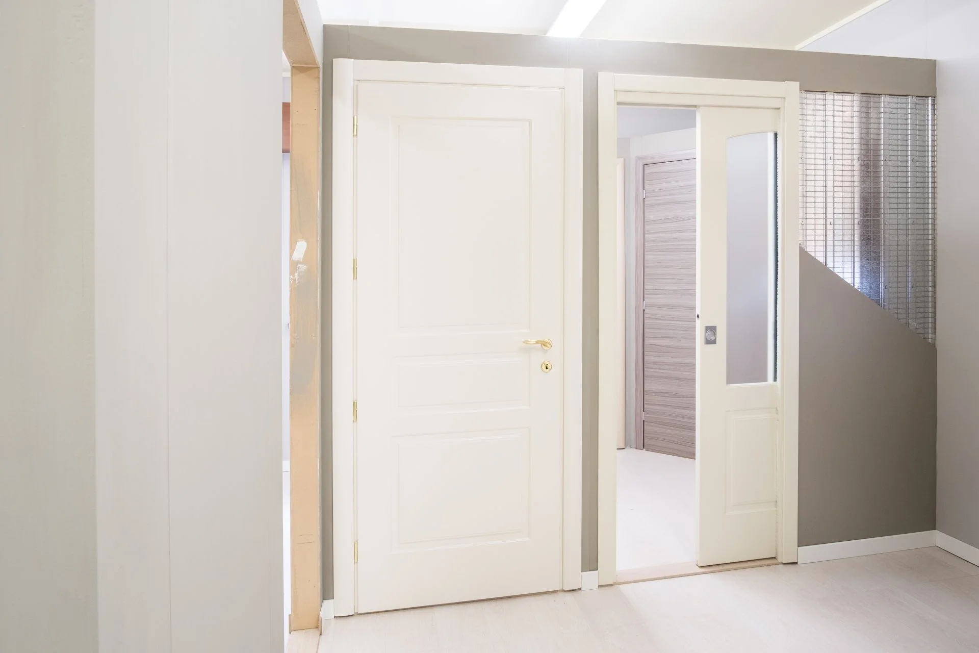 Progettazione e installazione porte interne in legno su misura a Mantova