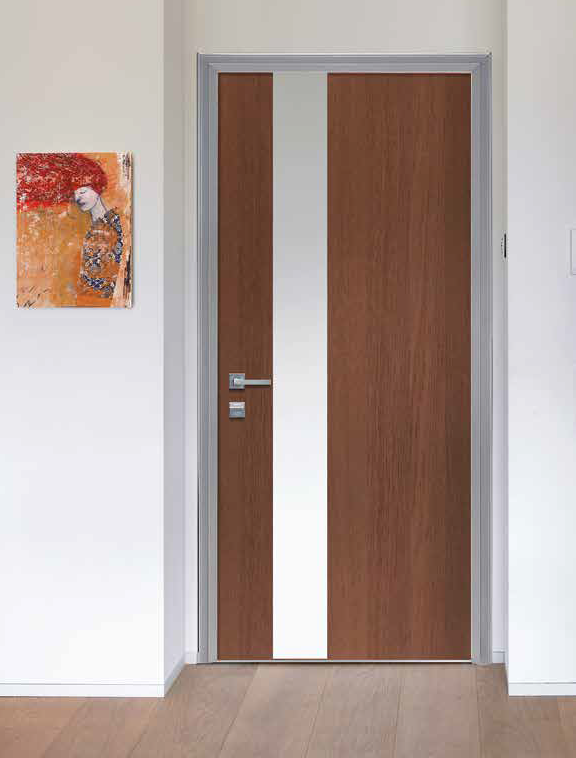 Porta moderna in legno con dettagli bianchi e maniglia argento, all'interno di un ambiente con pareti bianche e pavimento in legno