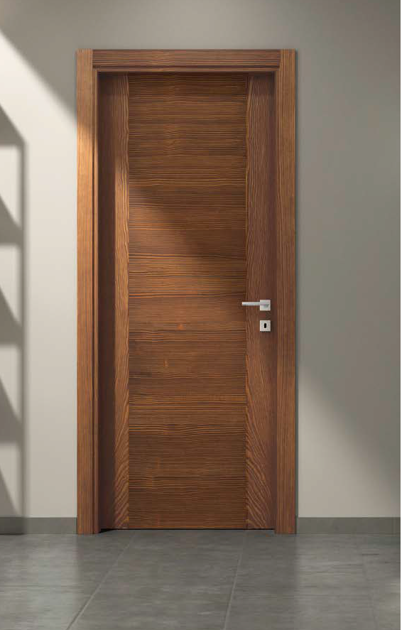 porta in legno con cornice in legno chiaro e maniglia moderna, chiusa, in un ambiente con pareti grigie e pavimento in piastrelle grigie.