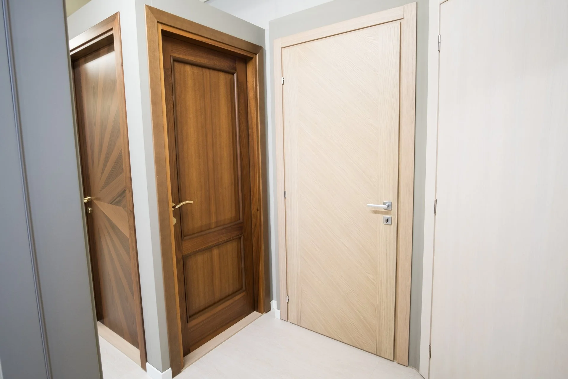 Progettazione e installazione porte interne in legno su misura a Mantova