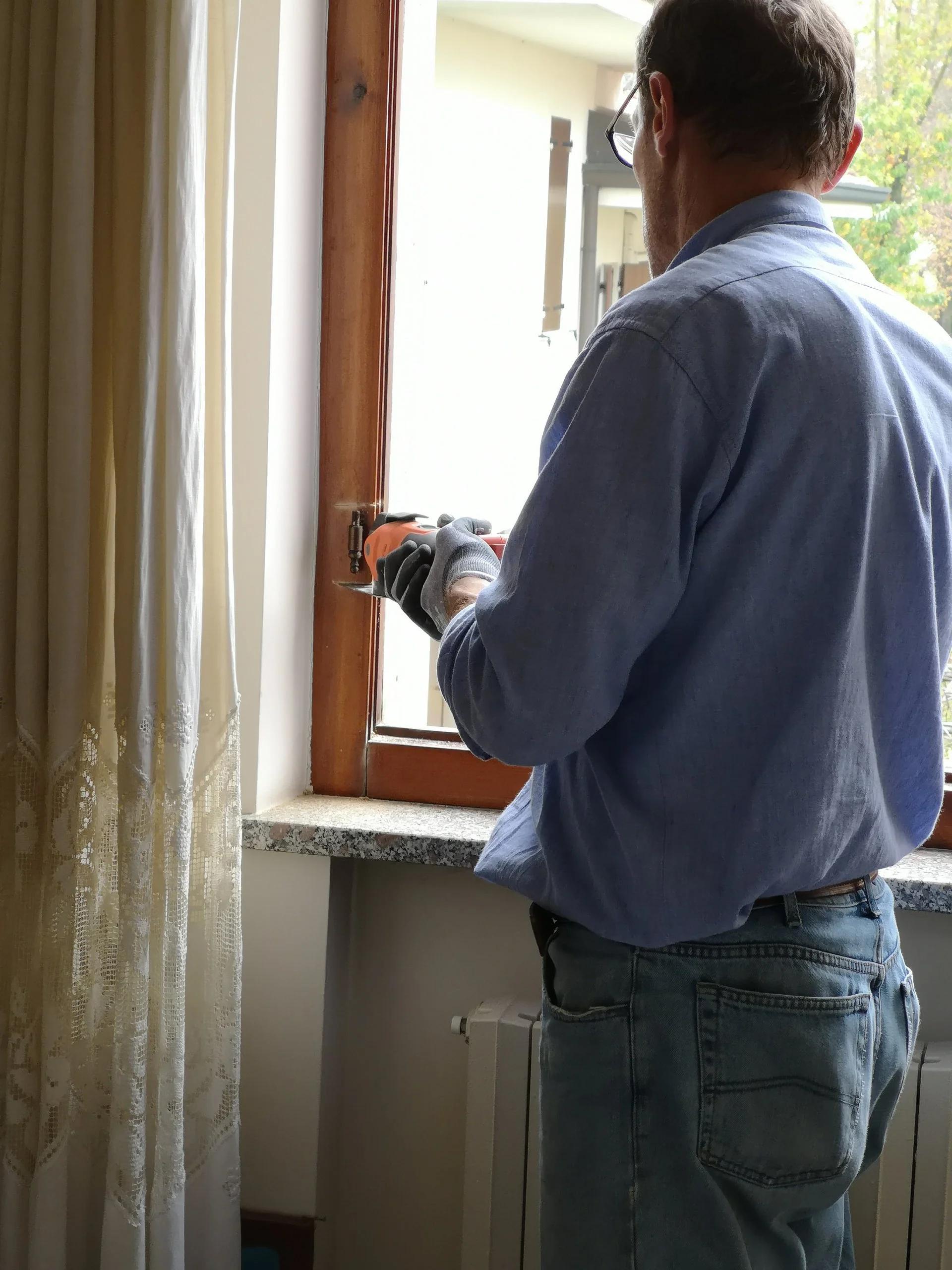 Installazione professionale di finestre in legno e legno/alluminio a Mantova