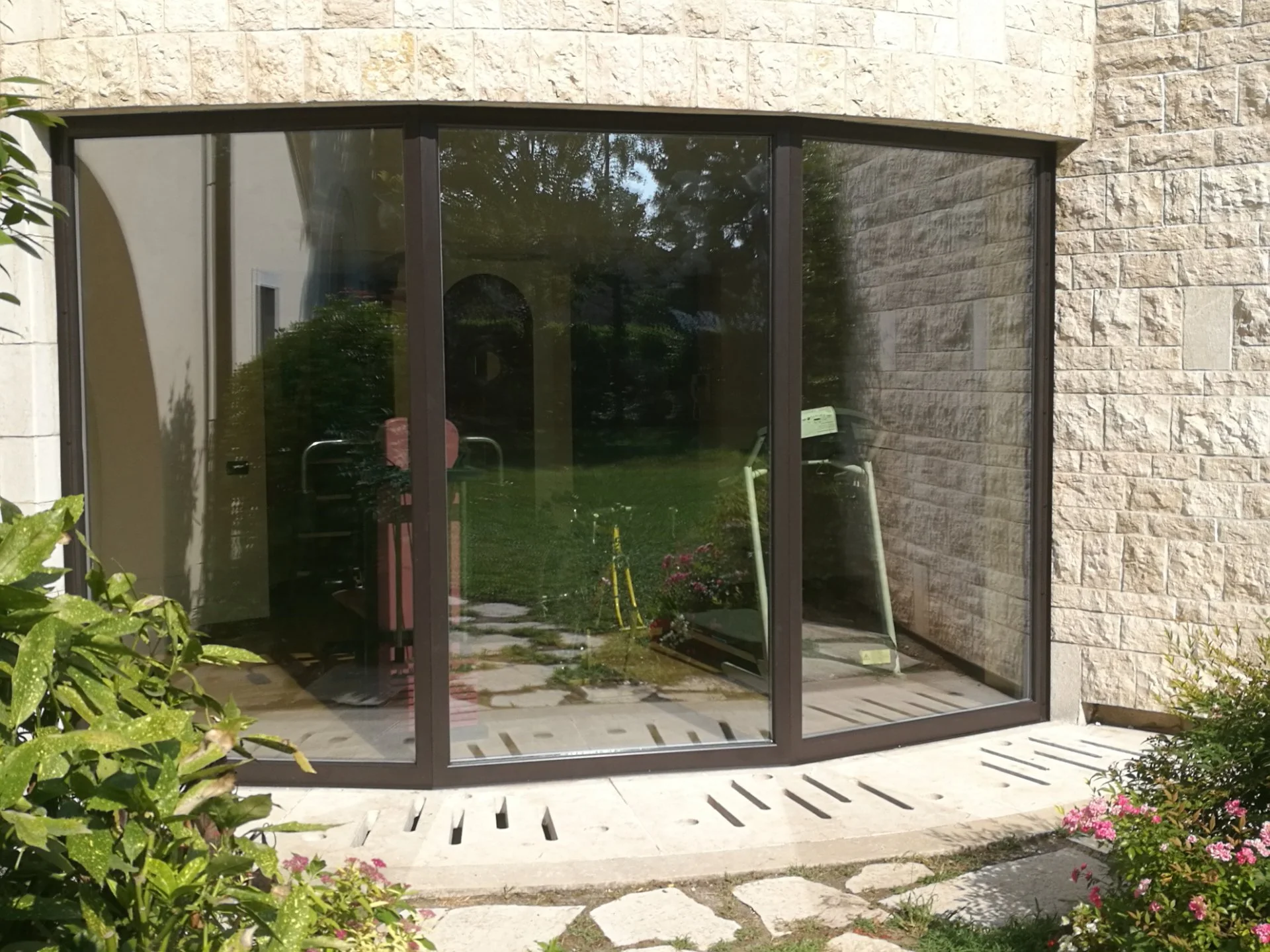 Progettazione e installazione finestre in legno e alluminio su misura a Mantova