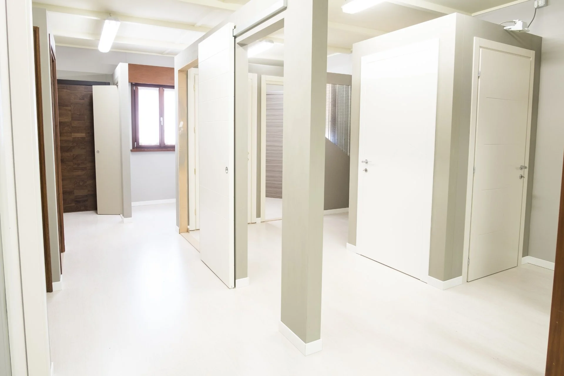 Progettazione e installazione porte interne in legno su misura a Mantova