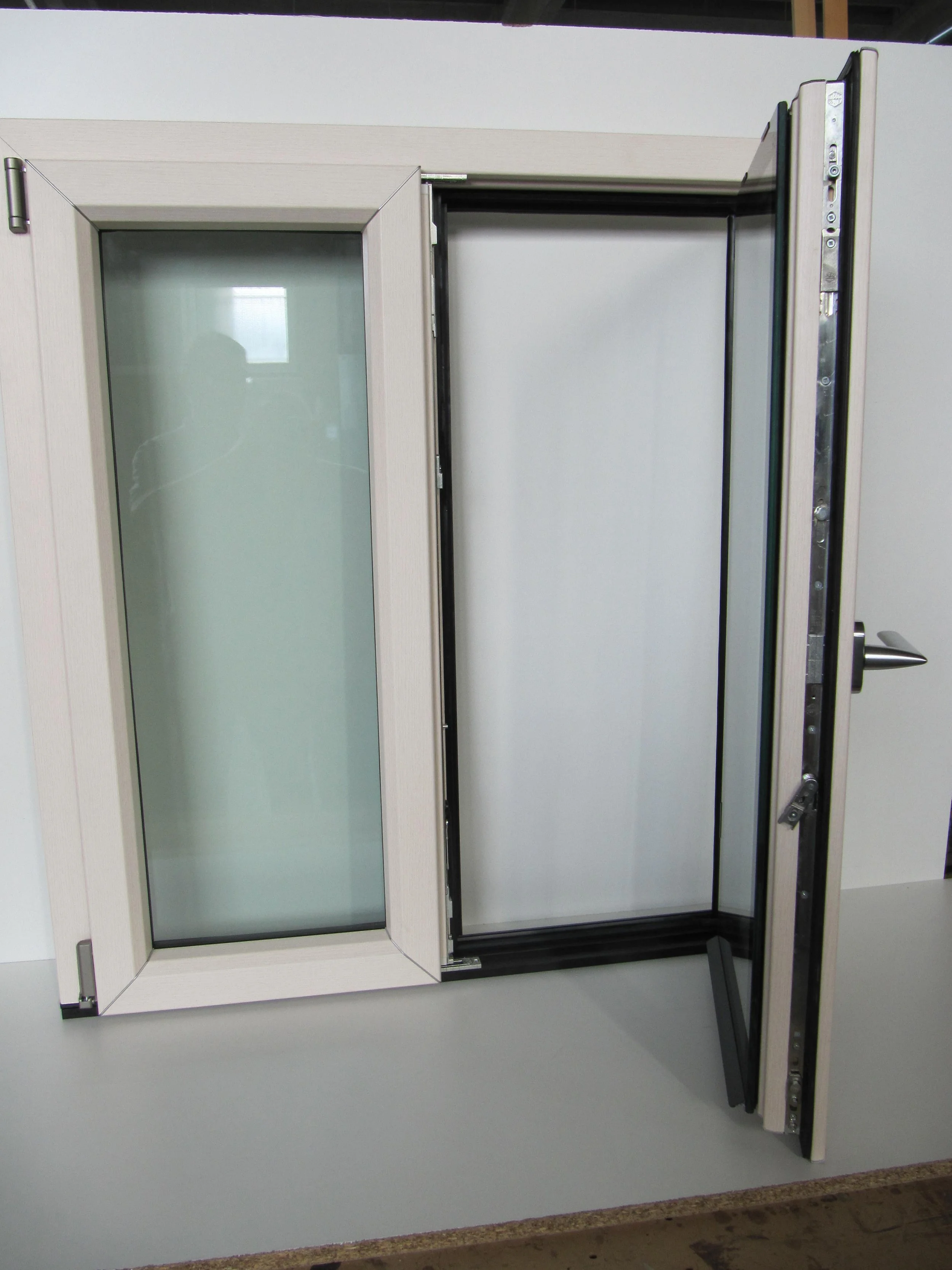 Finestra a doppio vetro con telaio in bianco, apertura a battente, vista frontale.