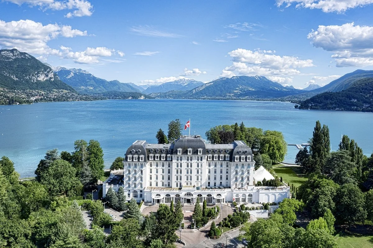 Extérieur de l’historique Hôtel Imperial Palace à Annecy, un hôtel de luxe avec vue sur le lac et les montagnes, idéal pour des événements d’entreprise.
