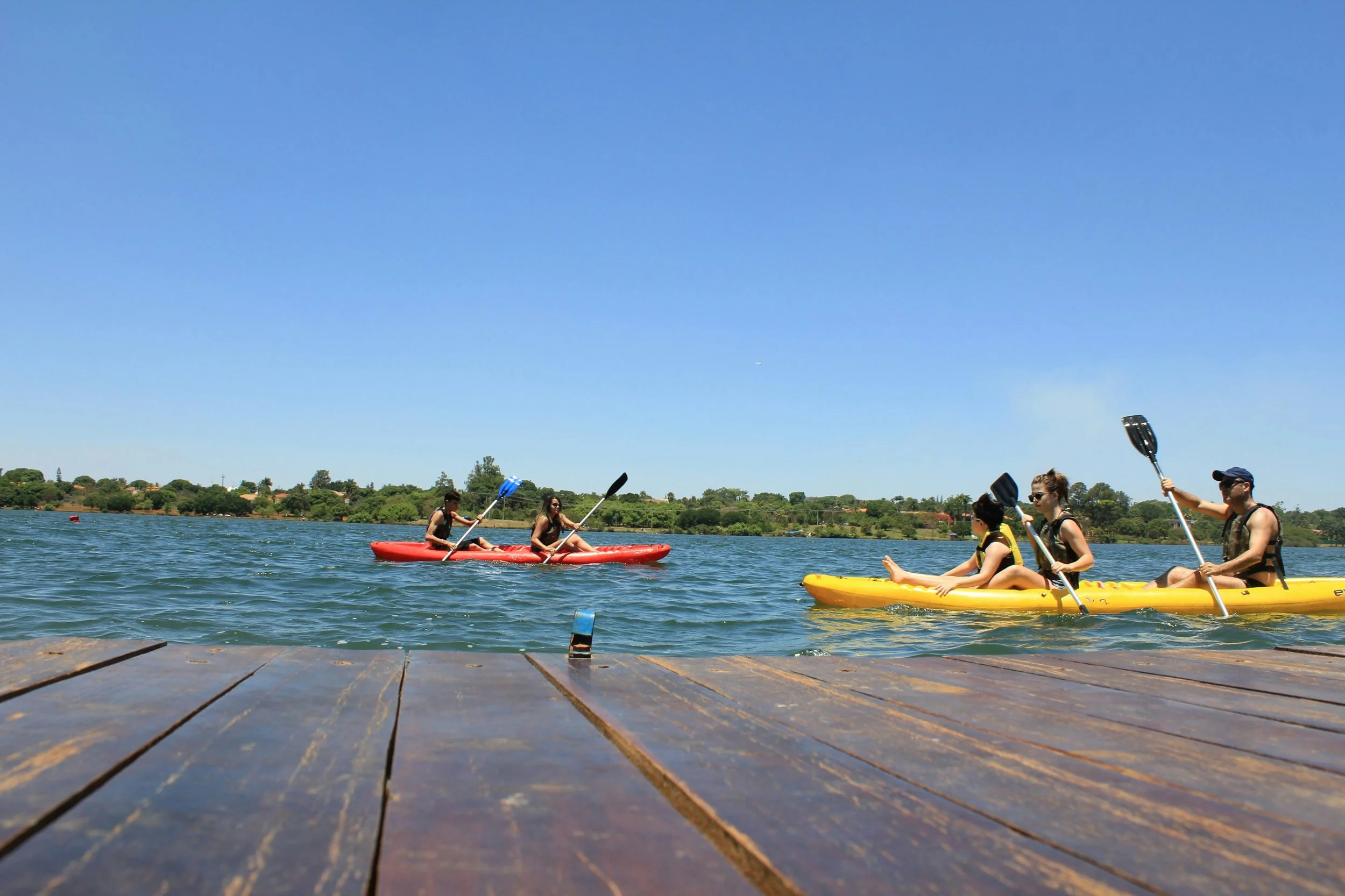 Activité de team-building d’AYLO : un groupe d’entreprises en kayaks, encourageant la collaboration dans un environnement naturel.