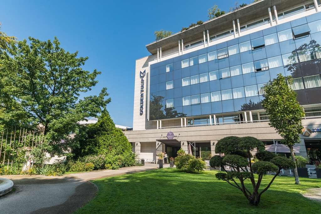 Extérieur de l’Hôtel Golden Tulip à Aix-les-Bains, un hôtel moderne avec jardins, idéal pour des événements d’entreprise