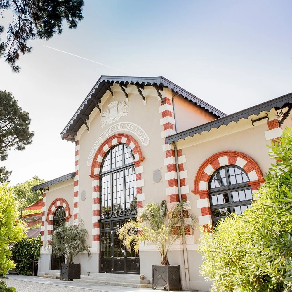 Extérieur de l’historique Hôtel Ville d’Hiver à Arcachon, avec architecture classique et grandes fenêtres en arc, idéal pour les événements d’entreprise