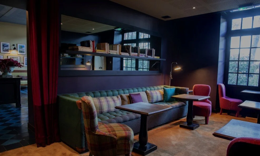 Salon de l’Hôtel Ville d’Hiver avec un design élégant et des canapés colorés, un espace parfait pour les réunions et les cocktails