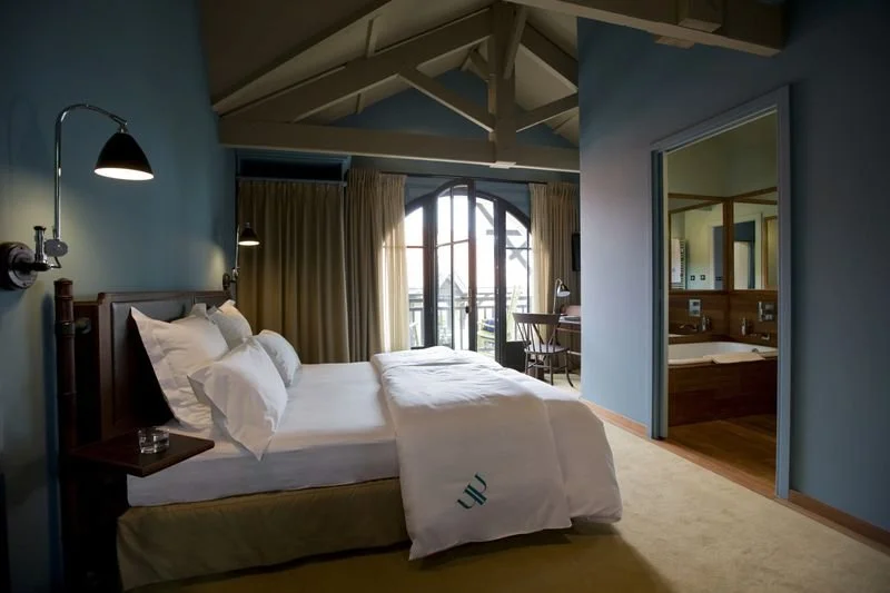 Chambre moderne et confortable de l’Hôtel Ville d’Hiver, avec un lit confortable et un design sophistiqué, idéal pour les voyages d’affaires.