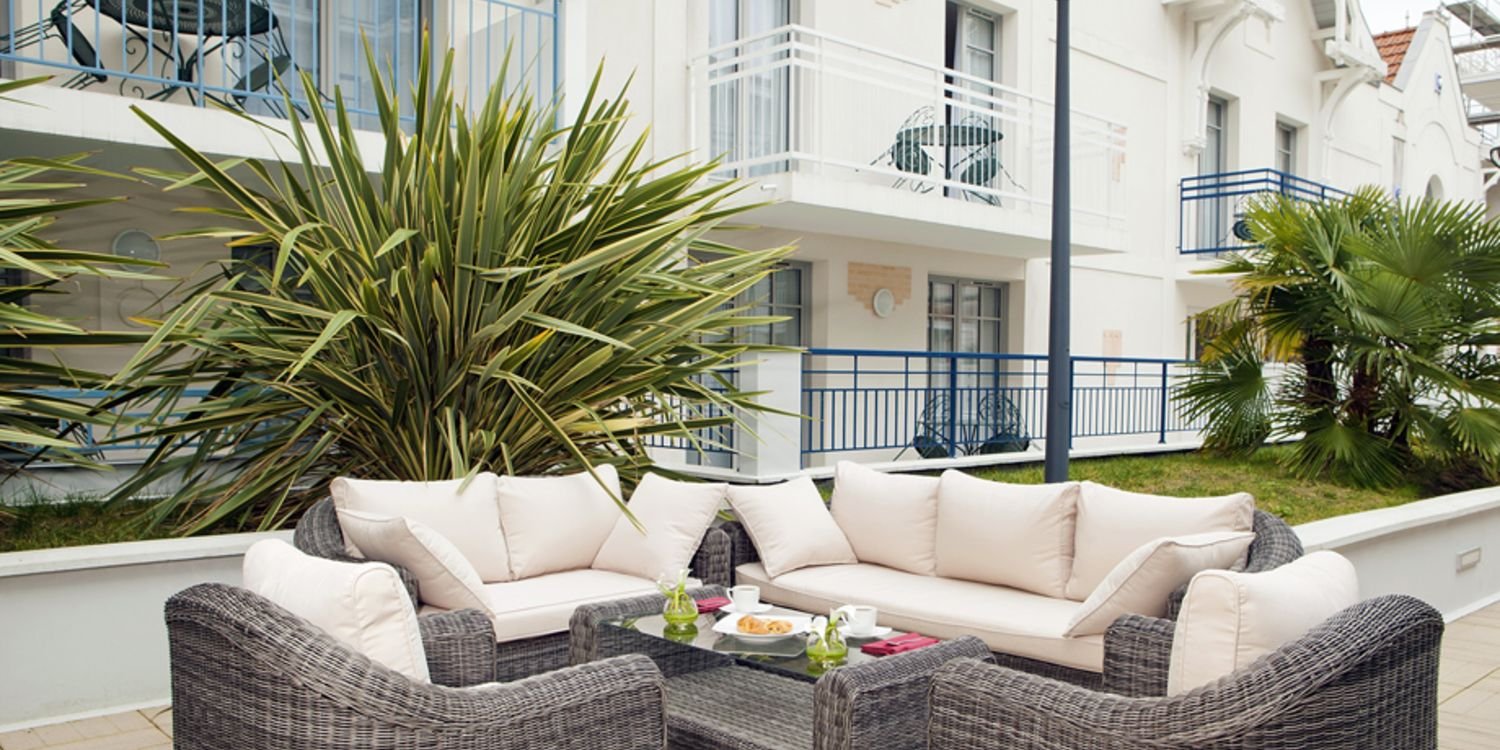 Terrasse extérieure avec mobilier de jardin au Residhome Arcachon Plazza, un espace pour la détente et les événements en plein air
