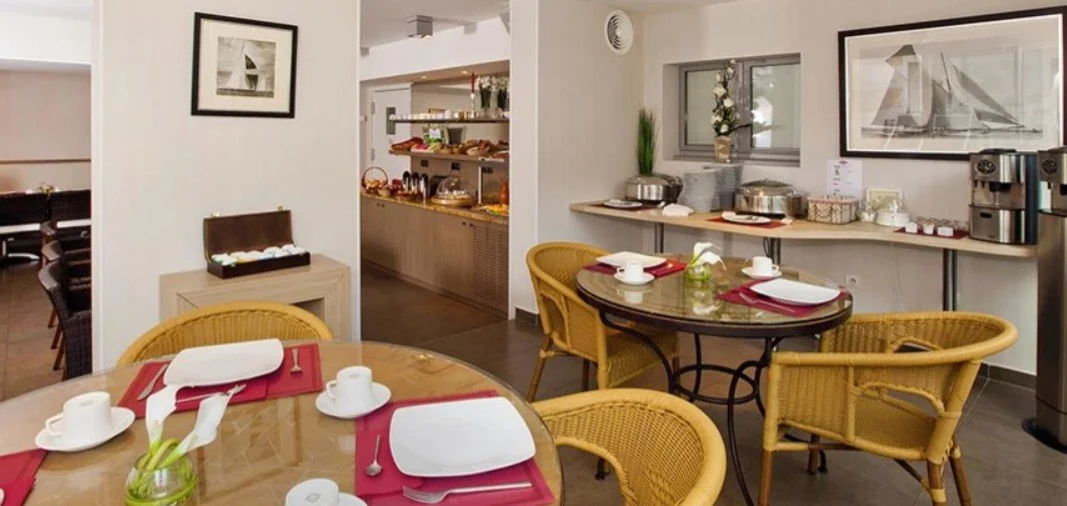 Salle à manger et cuisine équipée dans un appartement du Residhome Arcachon Plazza, idéal pour les séjours de groupe.