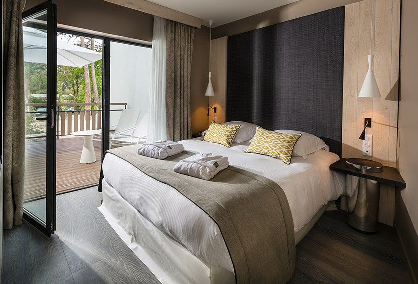 Chambre moderne et élégante de l’Hôtel Les Bains d’Arguin avec terrasse, parfaite pour vos voyages d’affaires ou incentives
