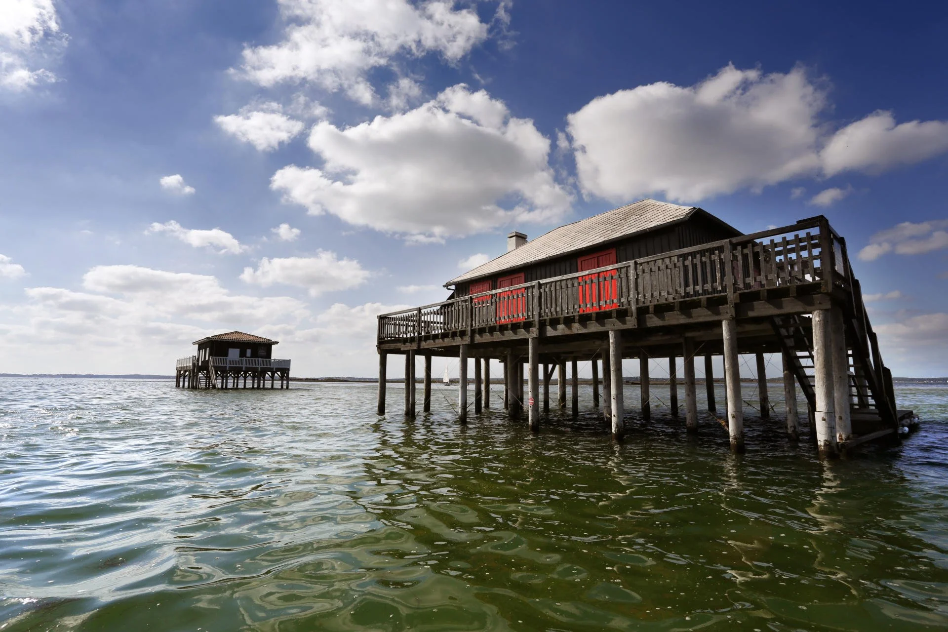 Maison traditionnelle en bois construite sur pilotis dans la baie d’Arcachon, une destination unique pour les événements d’entreprise.