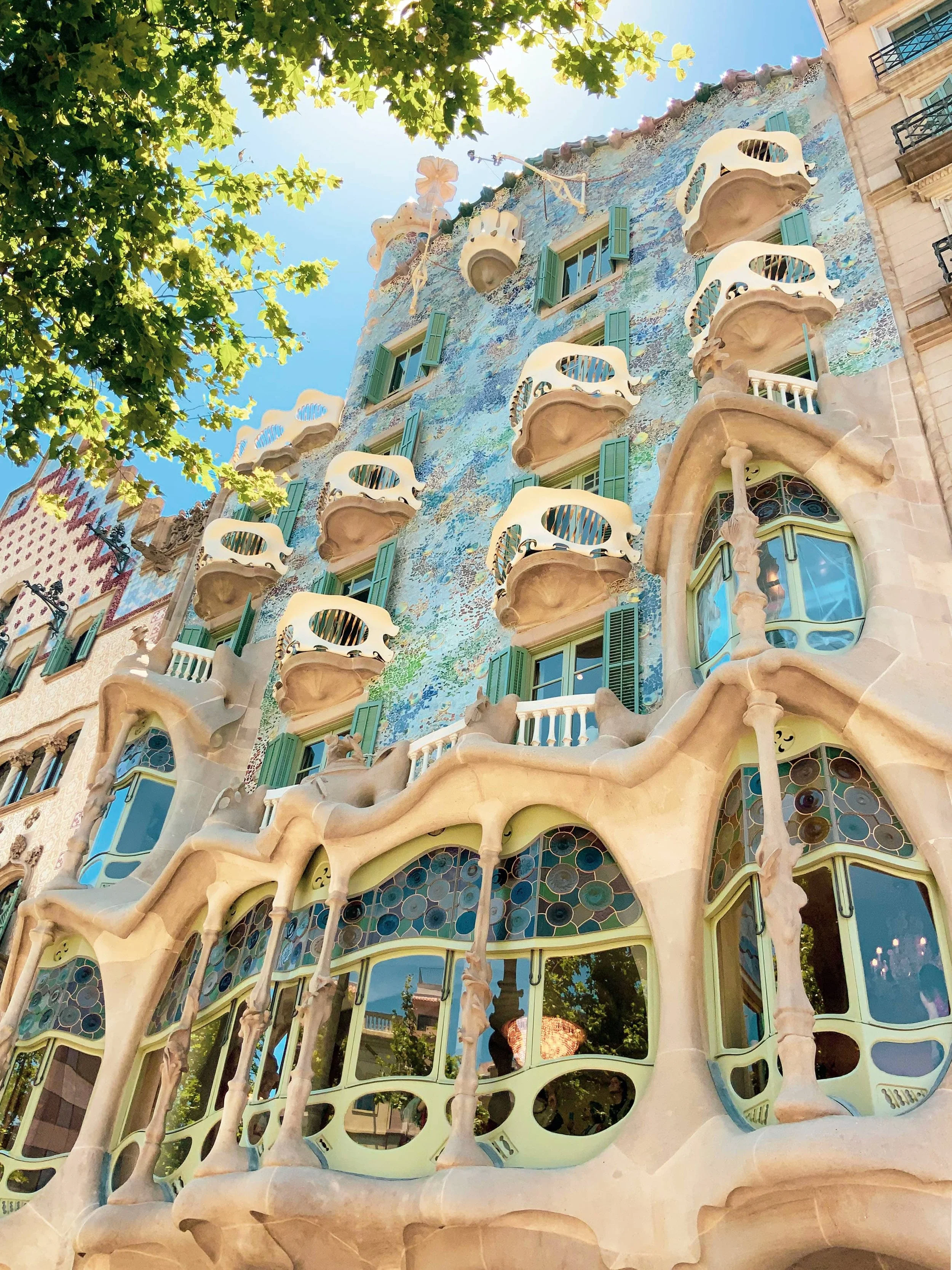 Destin d’AYLO : l’emblématique Casa Batllo à Barcelone, qui représente l’architecture moderniste pour les voyages et les événements.