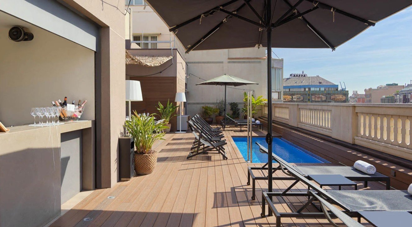 Piscine sur le toit (rooftop) de l’Hôtel Urquinaona Plaza, avec solarium et vue, parfaite pour la détente dans le centre de Barcelone.