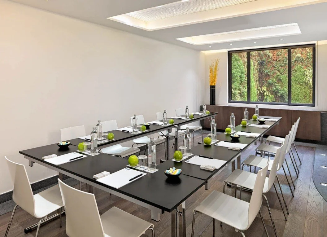 Salle de réunion moderne et lumineuse de l’hôtel Urquinaona Plaza, équipée pour séminaires et événements d’entreprise à Barcelone.