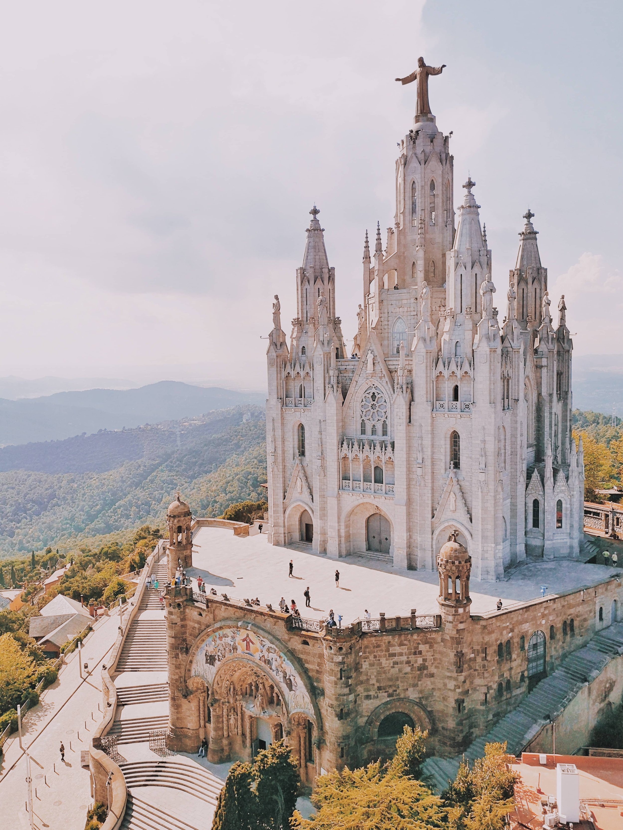 Vue emblématique de l’église du Sacré-Cœur au sommet du mont Tibidabo à Barcelone, une destination clé pour les séminaires.