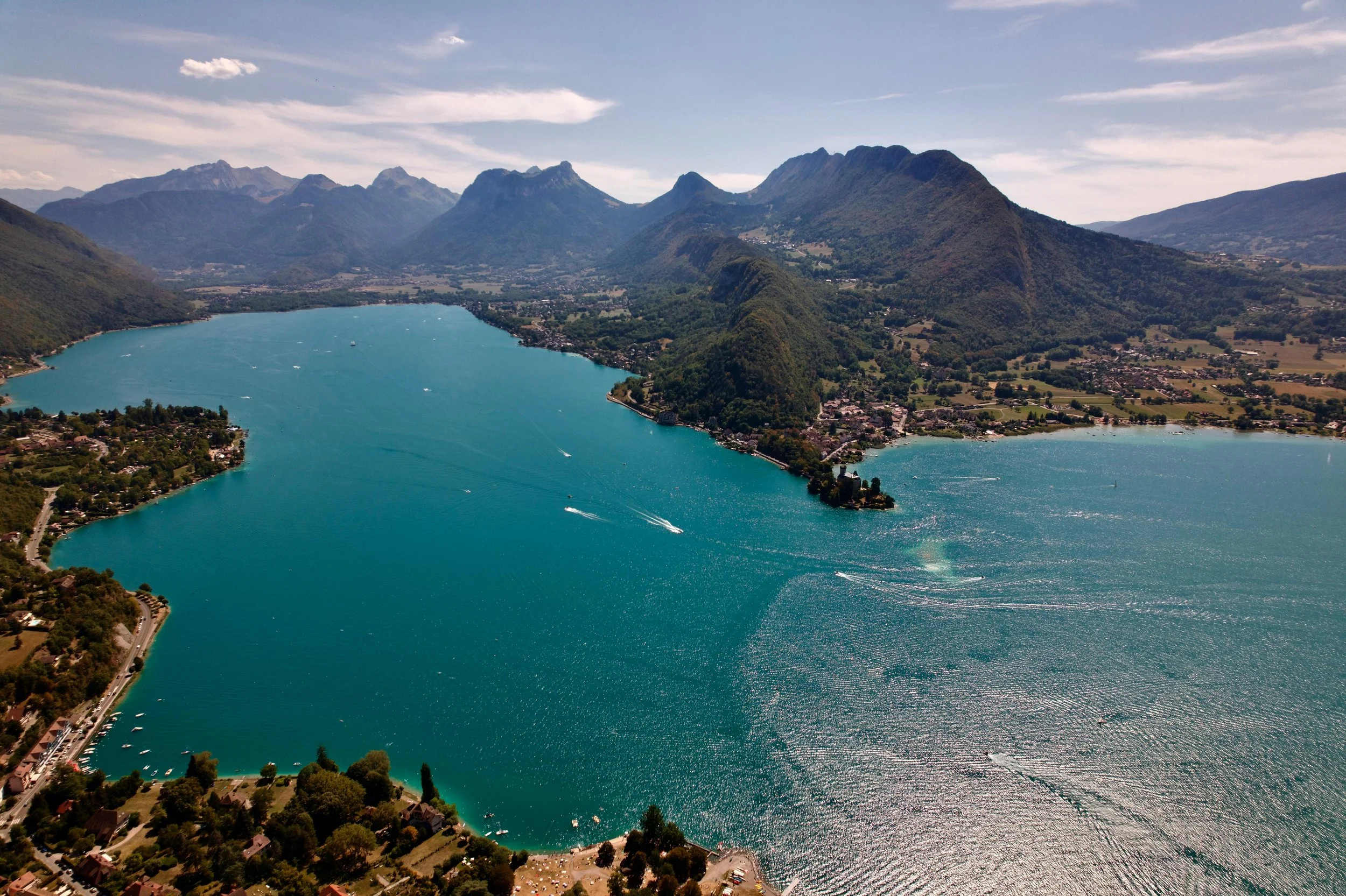 Destination AYLO : le lac d’Annecy, un paysage à couper le souffle idéal pour les séminaires et retraites de bien-être.