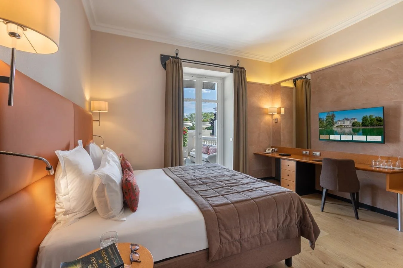 Chambre moderne et élégante de l’Hôtel Imperial Palace, avec un lit confortable et vue sur l’extérieur.
