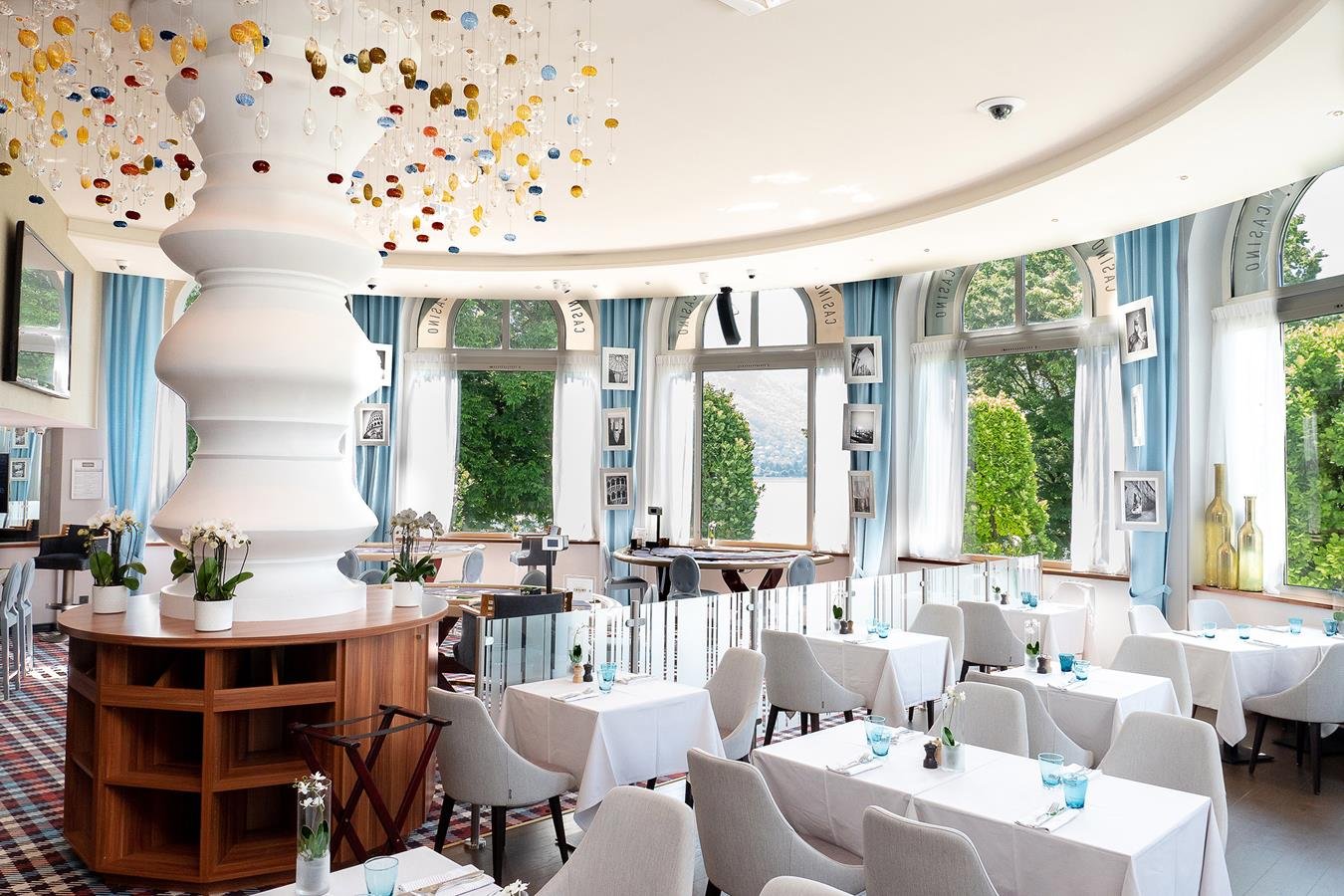 Restaurant de l’Hôtel Imperial Palace avec un design élégant et des vues panoramiques, parfait pour les dîners de groupe.