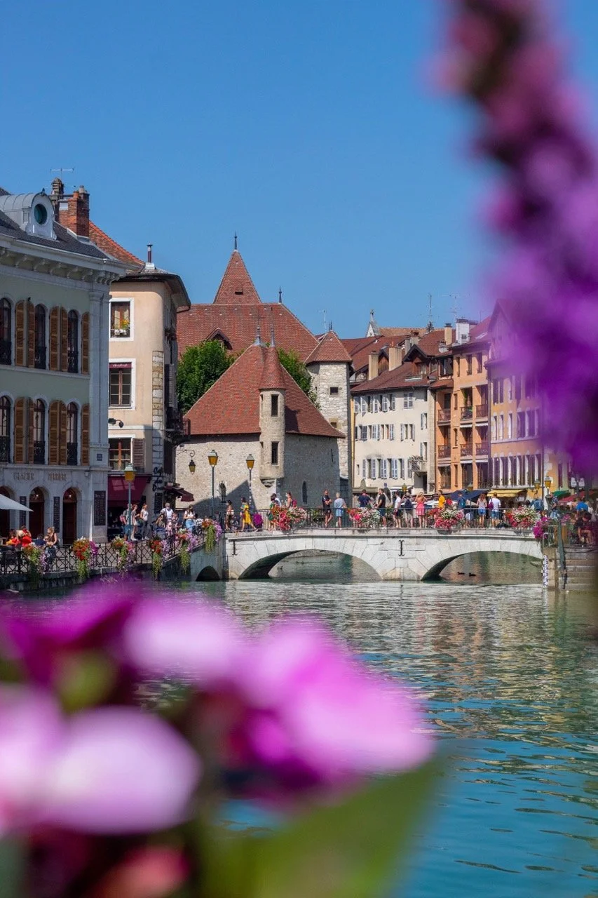 Vue d’un pont dans une ville européenne avec des bâtiments colorés, idéal pour les voyages et séminaires d’entreprise