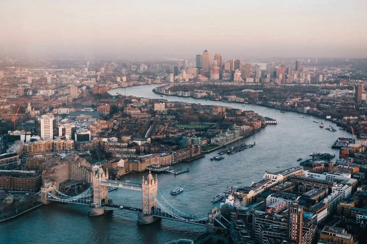 Vue panoramique sur la ville de Londres avec la Tamise et le Tower Bridge.