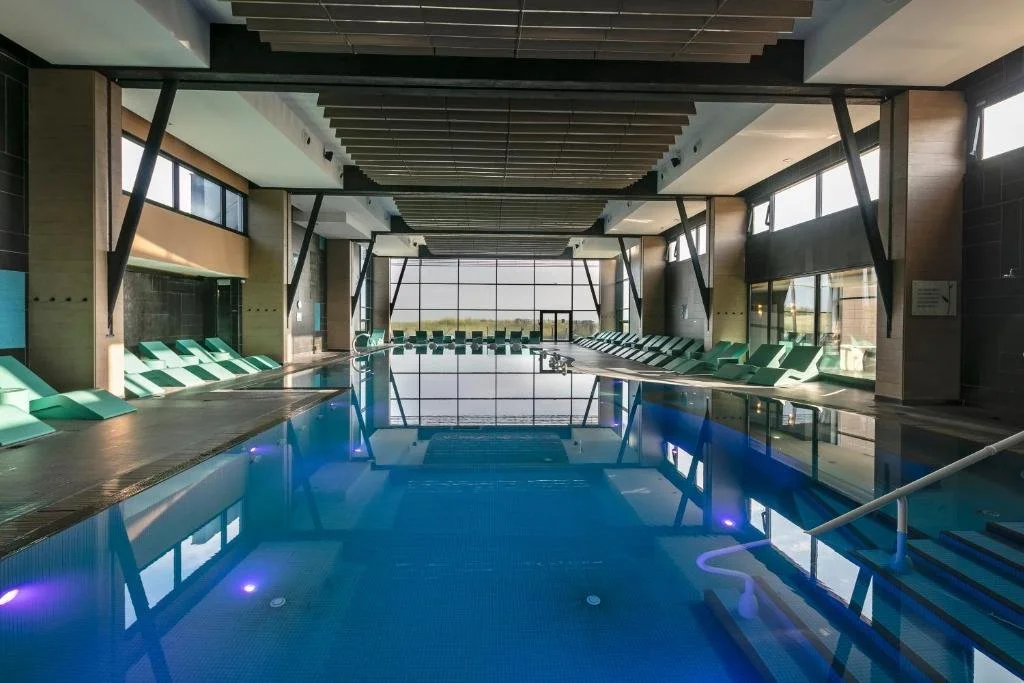 Piscine intérieure du centre de thalassothérapie à l’Hôtel des Bains Thalazur. L’espace a un design moderne et est idéal pour les traitements de bien-être et de détente.