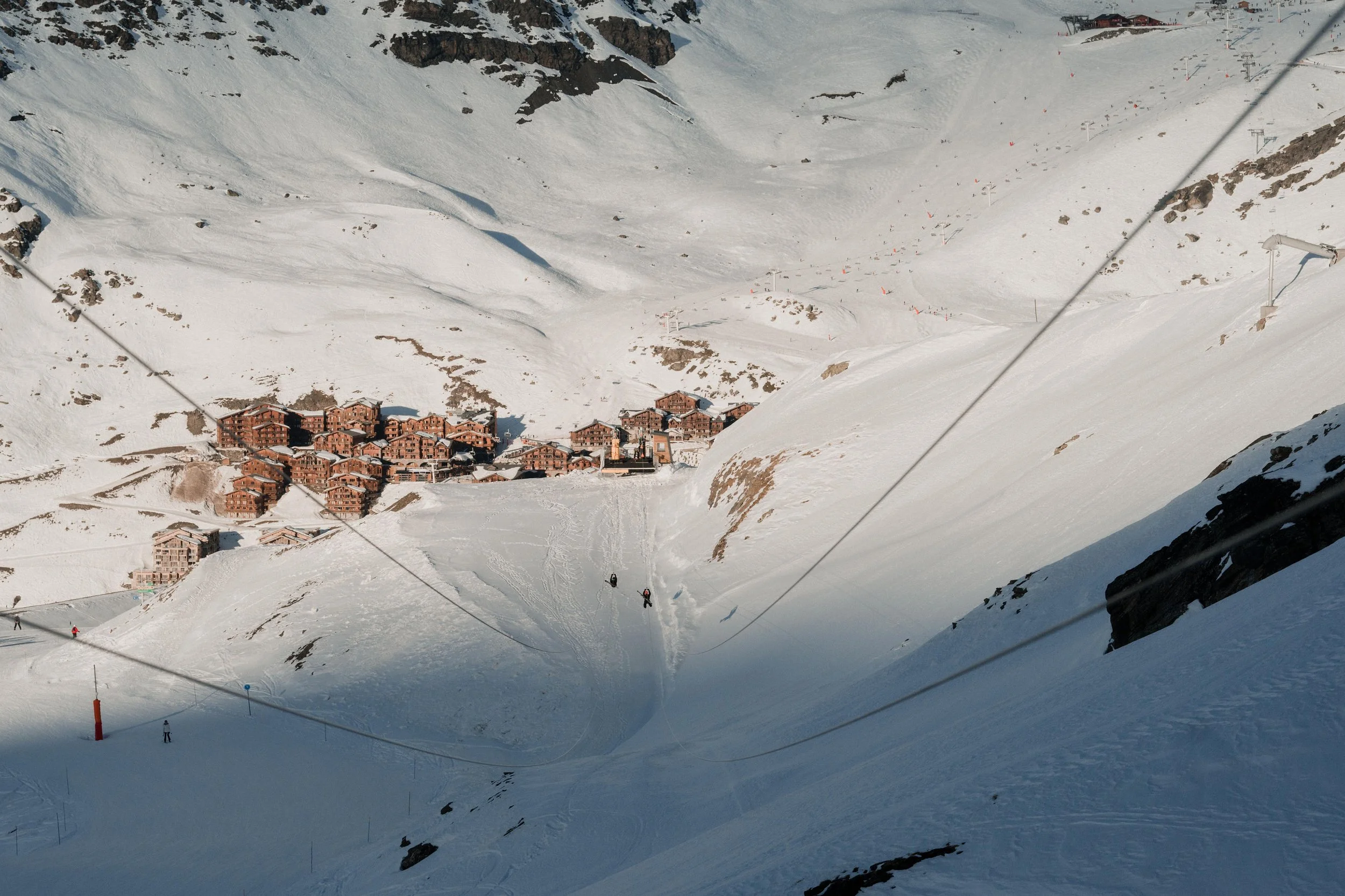 Destination de séminaire AYLO : vue aérienne d’un village dans une vallée enneigée, idéal pour les voyages d’affaires et team building."